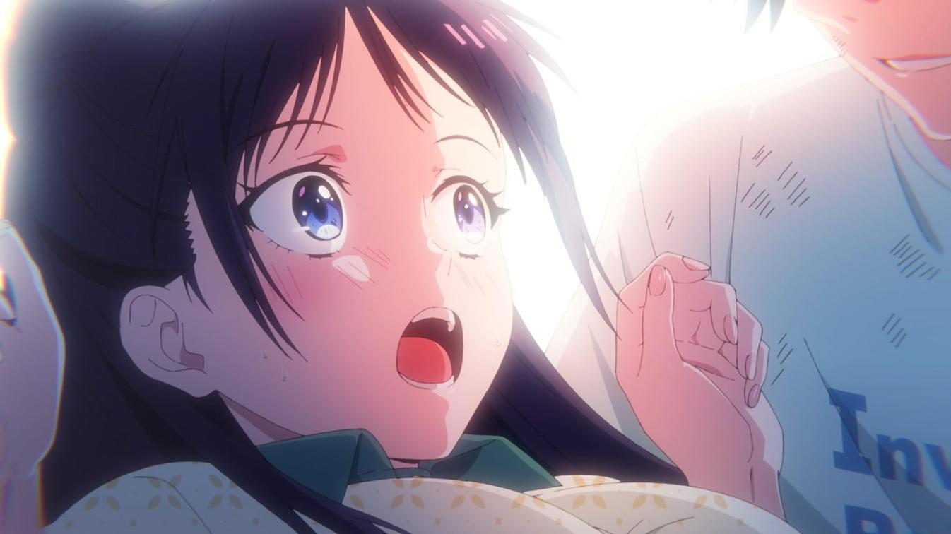 Ein Anime-Mädchen mit dunklen Haaren schaut überrascht und erstaunt nach oben, während eine Gestalt hinter ihr steht.