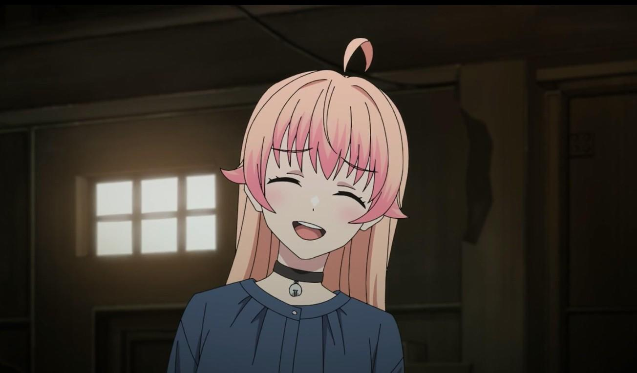 Ein Anime-Mädchen mit rosa Haaren und blauem Oberteil lächelt fröhlich in einem dunklen Raum vor einem Fenster.