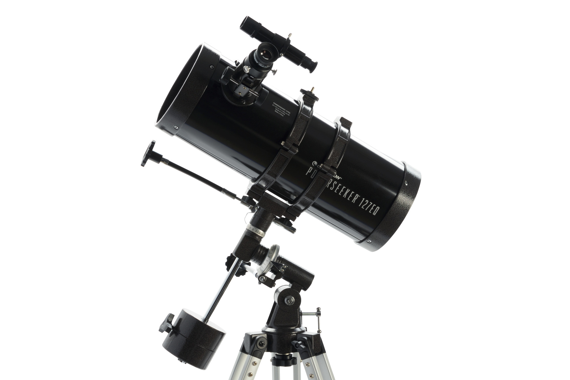 Beyaz arka plan üzerinde bir tripod üzerinde siyah bir teleskop.