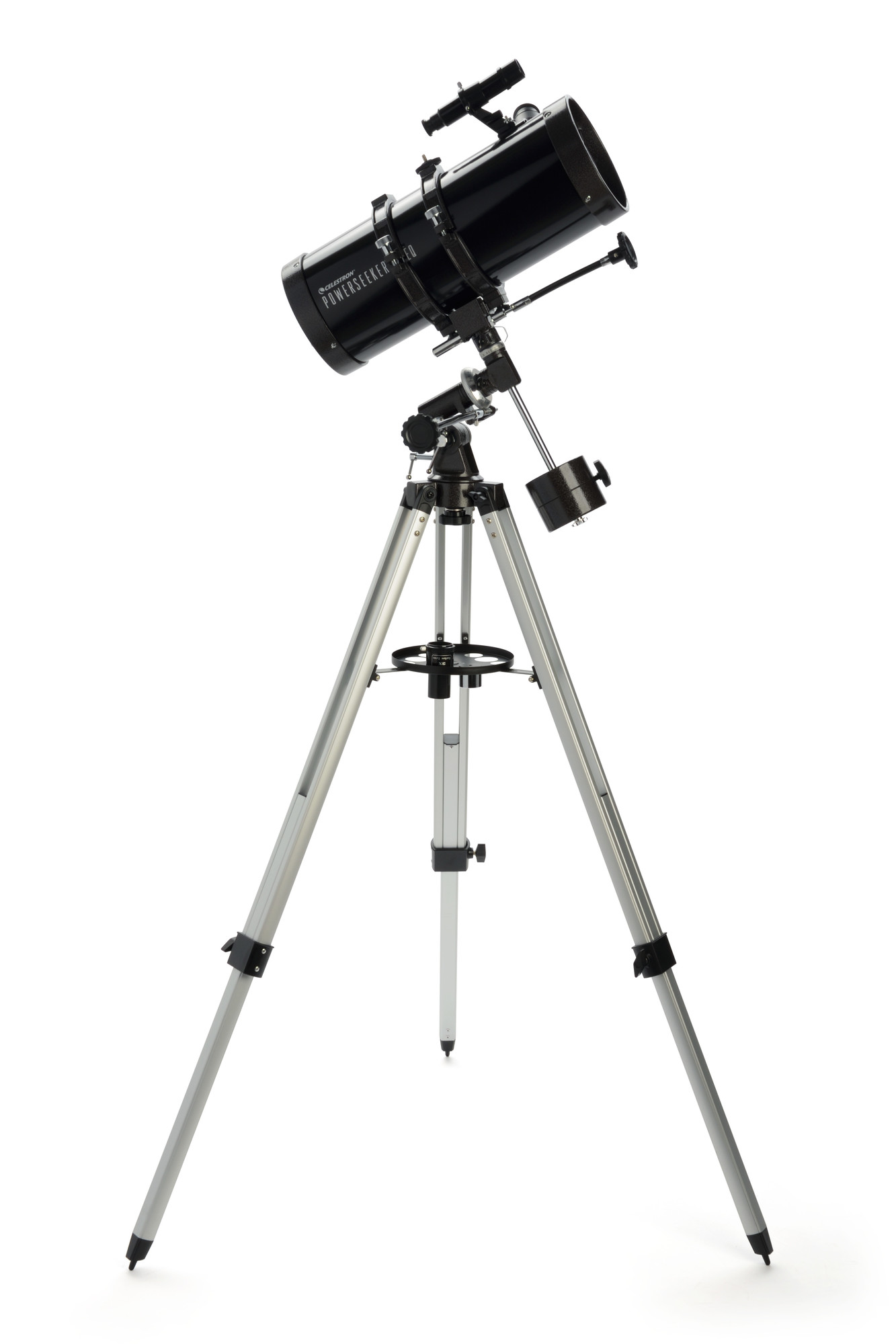 Beyaz arka planda ayarlanabilir gümüş renkli bir tripod üzerine monte edilmiş siyah teleskop.