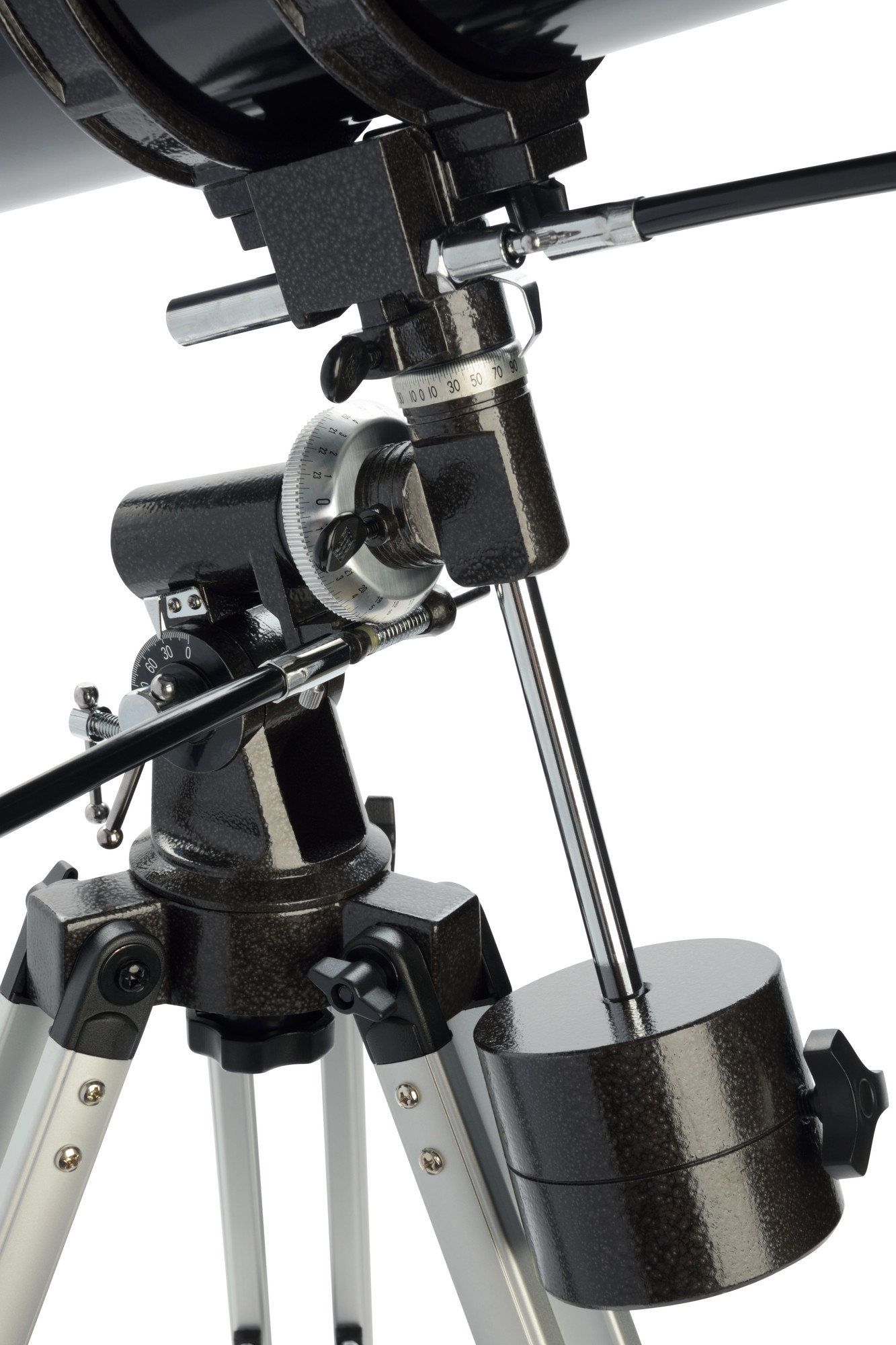 Beyaz arka planda metal tripod ve denge ağırlıklı sağlam bir teleskop.
