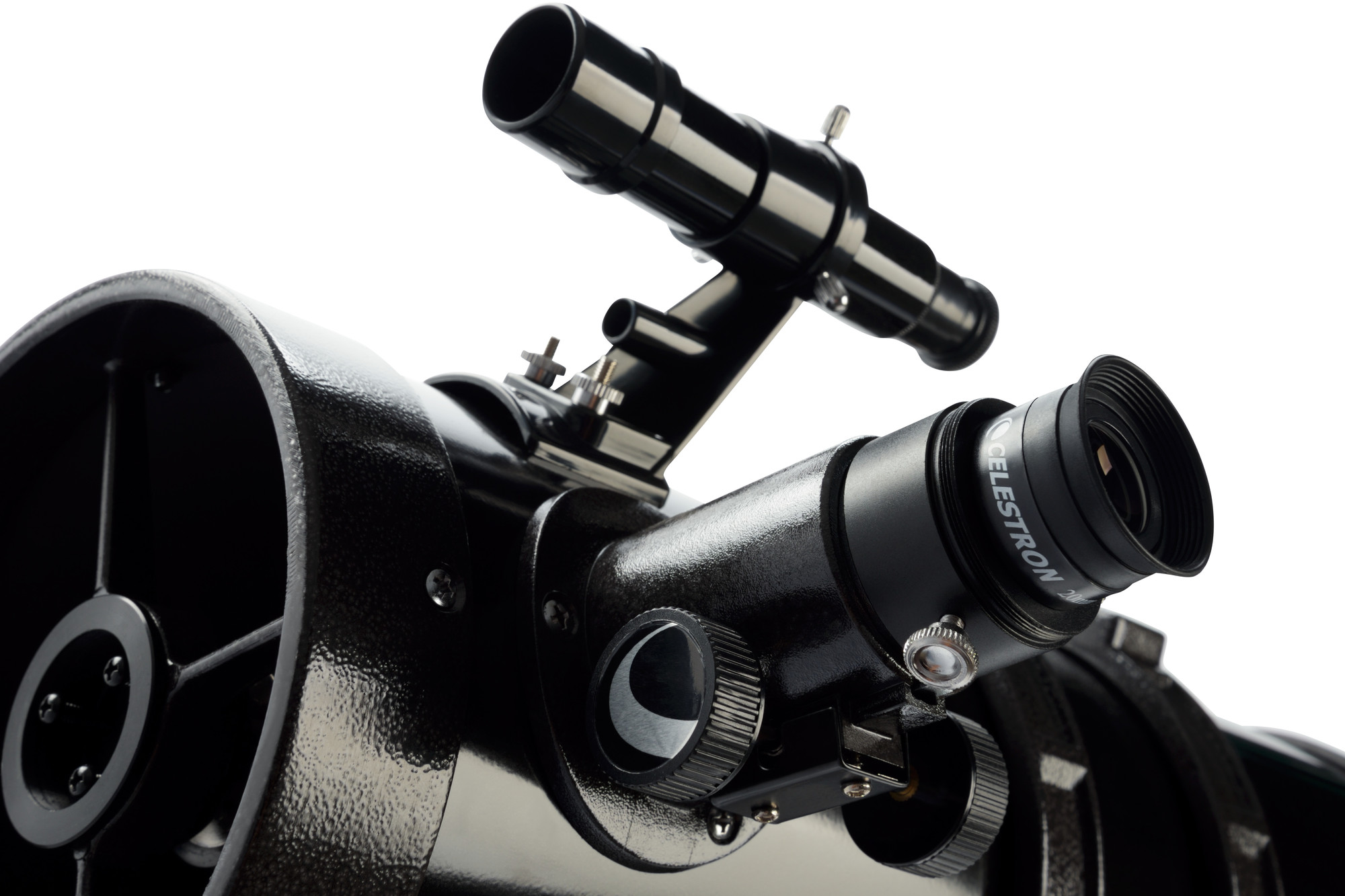 Beyaz arka planda odak düğmesi ve bulucu durbunu olan siyah bir Celestron teleskobunun yakın planı.