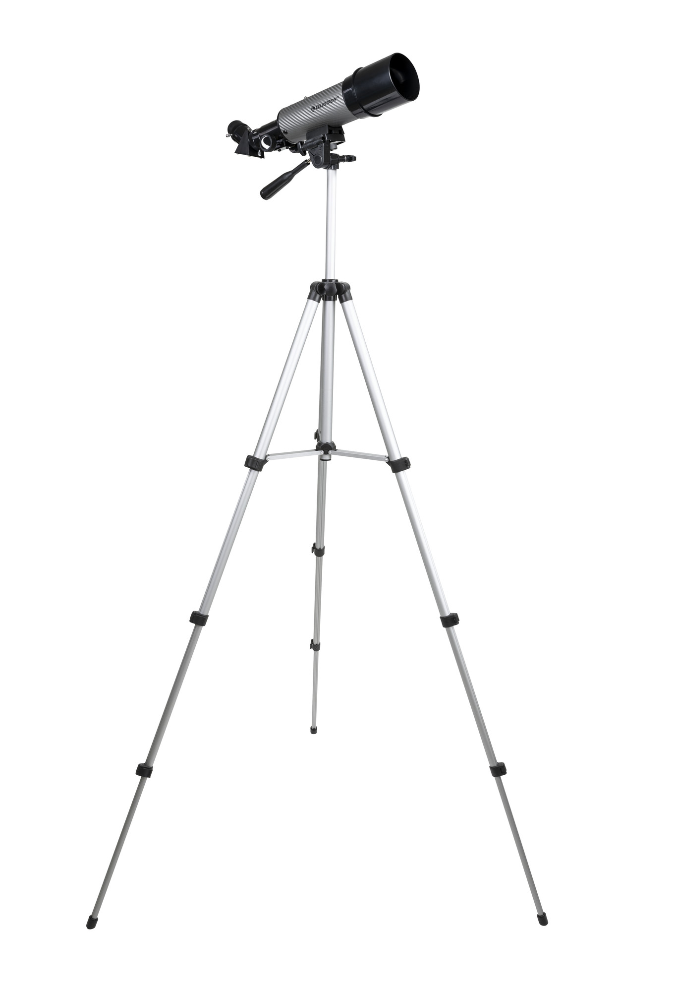 Beyaz arka planda uzun gümüş bir tripod üzerinde siyah tüplü gümüş bir teleskop.