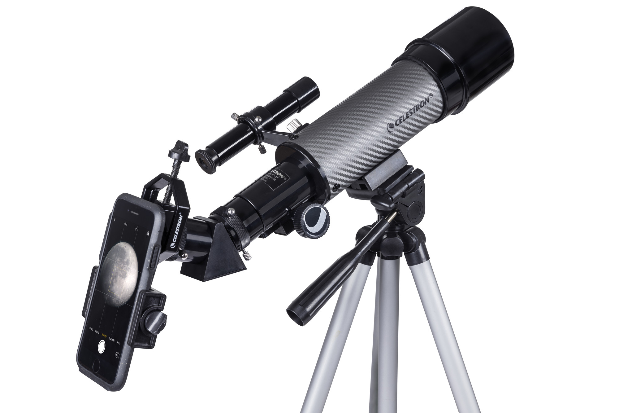 Tripod üzerinde karbon fiber gövdeli bir Celestron teleskop, merceğinde akıllı telefon adaptörüyle.