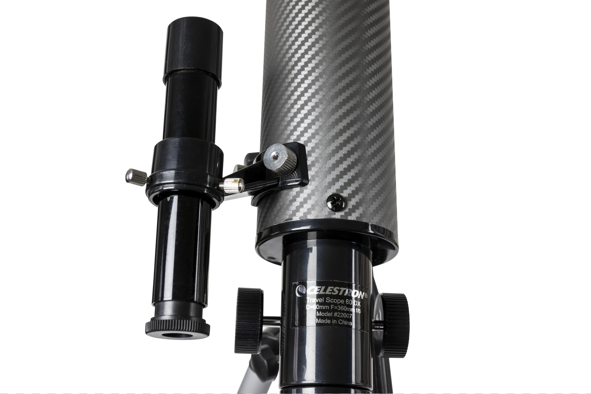 Beyaz arka planda karbon fiber optik tüp ve bulucu dürbüne sahip Celestron seyahat teleskobunun yakın planı.