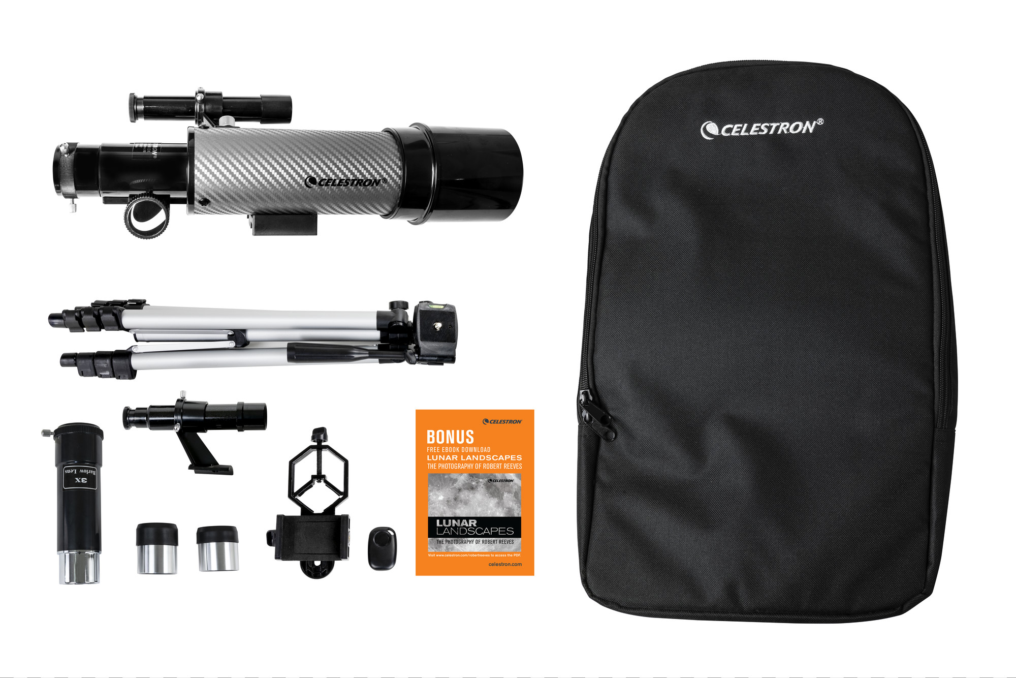 Beyaz arka planda siyah bir sırt çantasının yanında tripod, göz mercekleri ve aksesuarları olan Celestron teleskop.