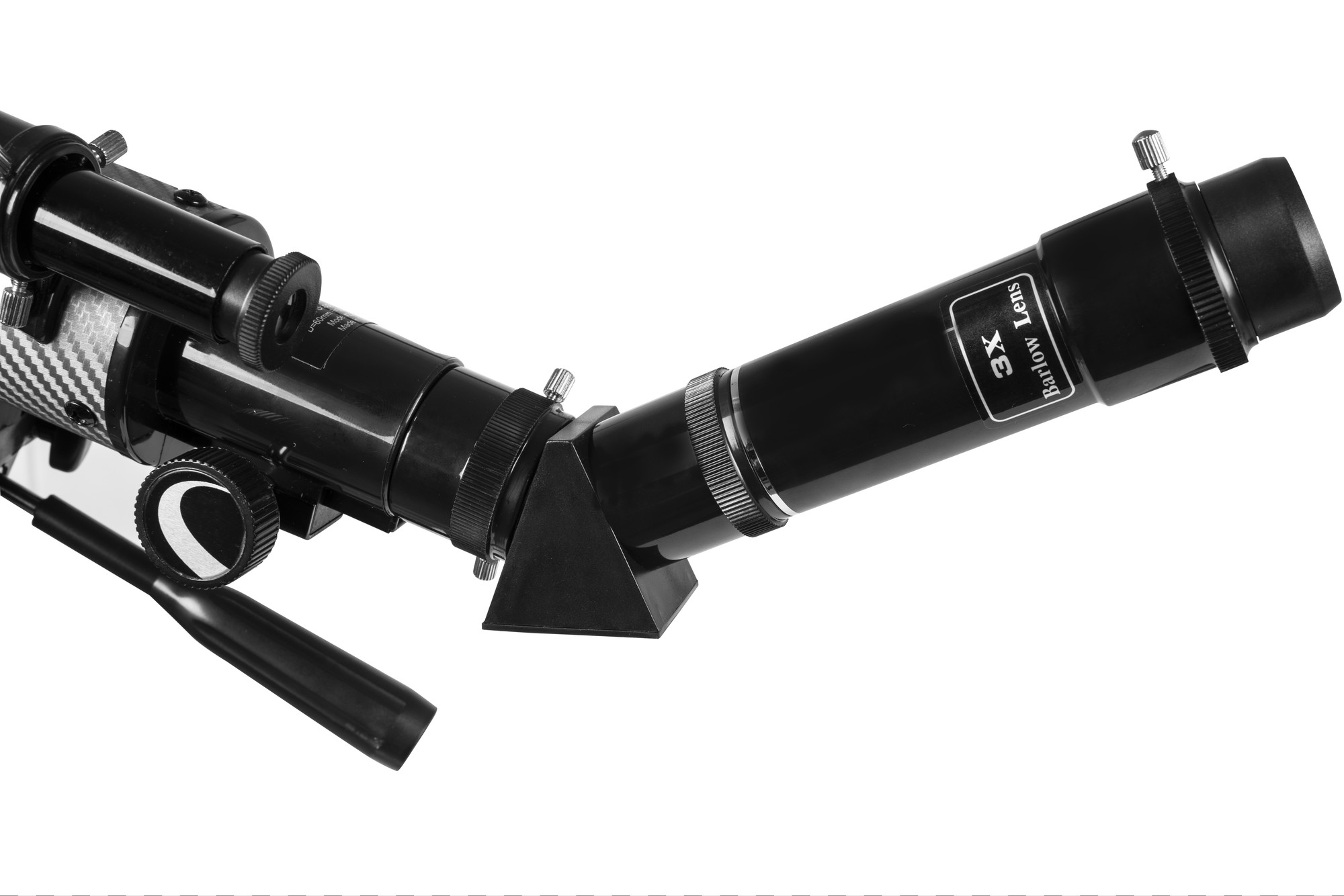 Beyaz arka planda 3X Barlow lens, ayar düğmeleri ve montaj aparatına sahip bir teleskobun yakın çekimi.