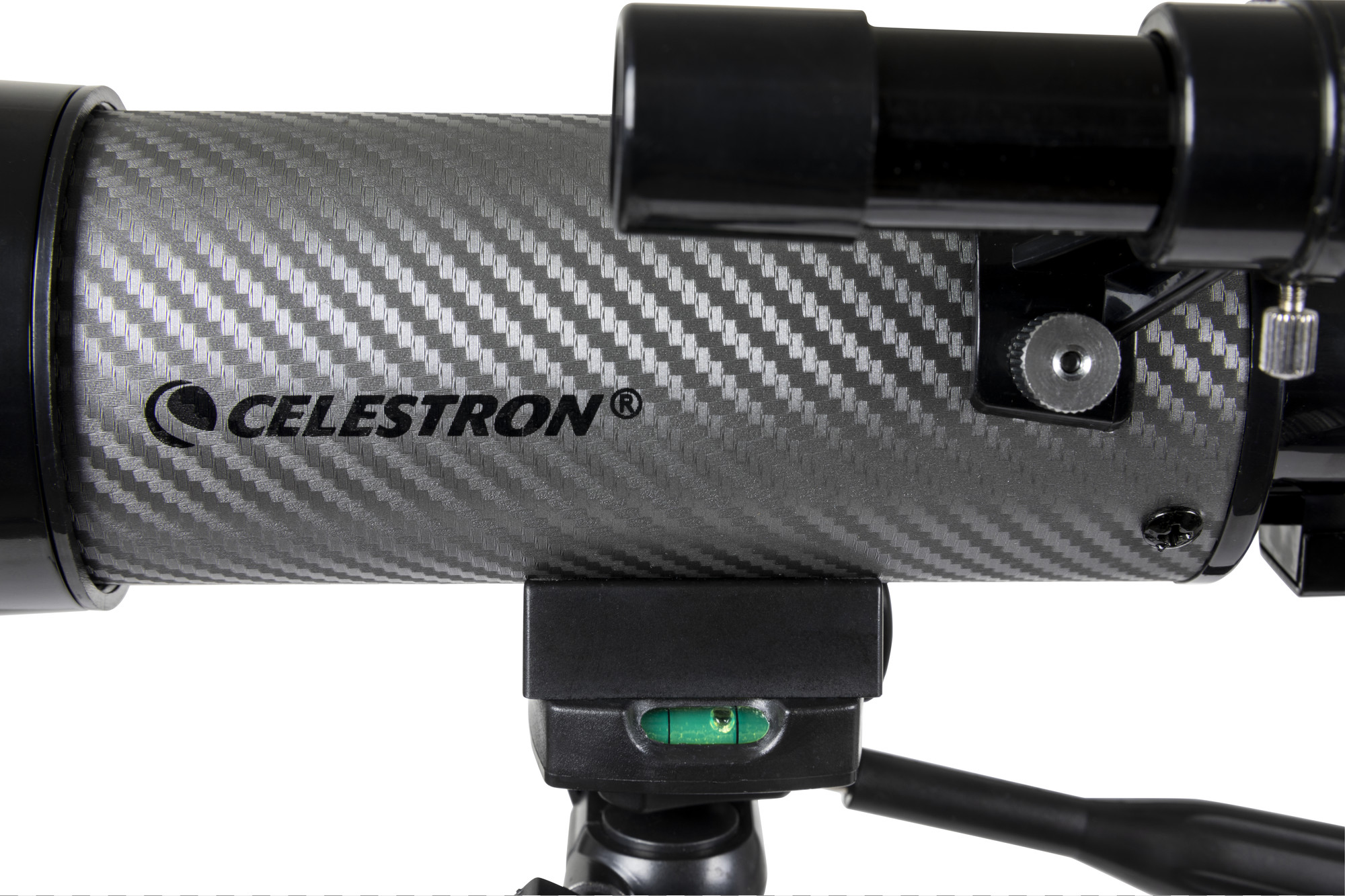 Beyaz arka plan üzerinde karbon fiber desenli gövdeye, tripod bağlantısına ve bulucu dürbüne sahip bir Celestron teleskop.