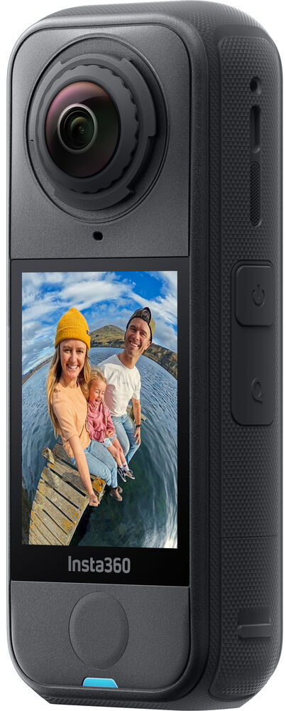 Fekete Insta360 kamera, képernyőjén egy boldog családdal a mólón.