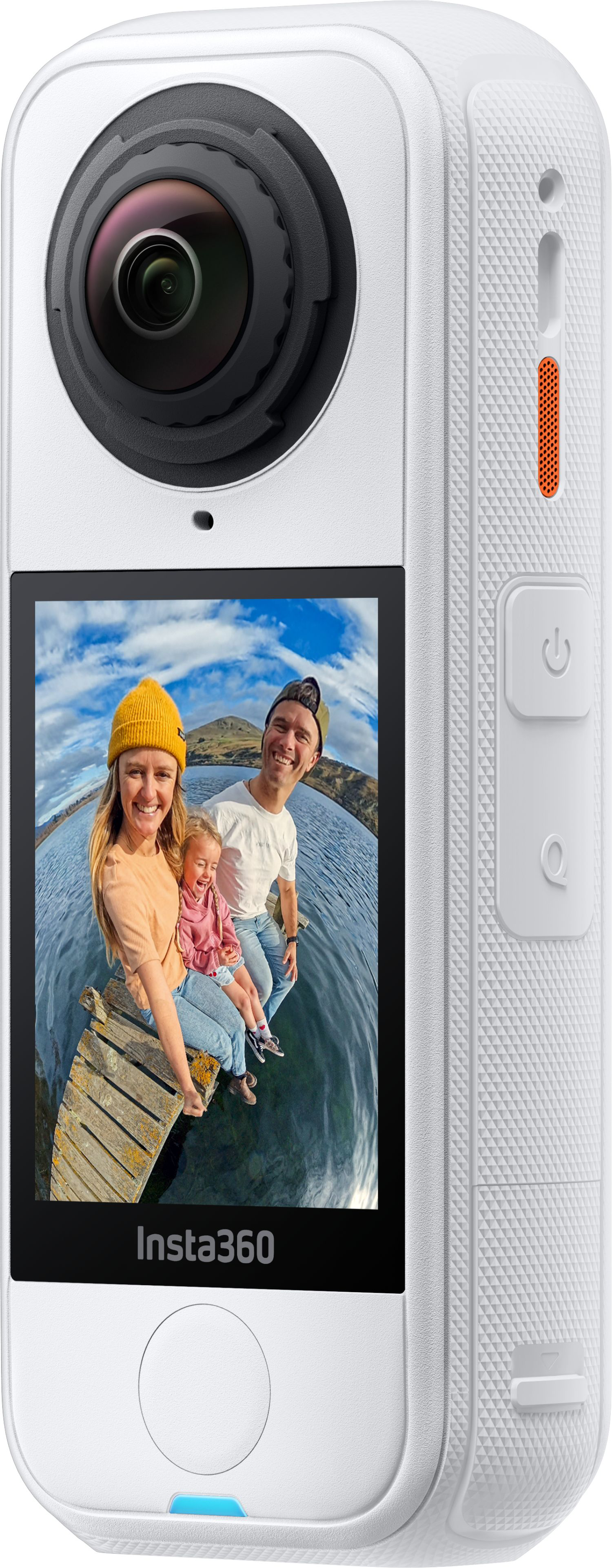 Fehér Insta360 kamera, amelyen egy vízen lévő fa stégen ülő család látható a képernyőn.