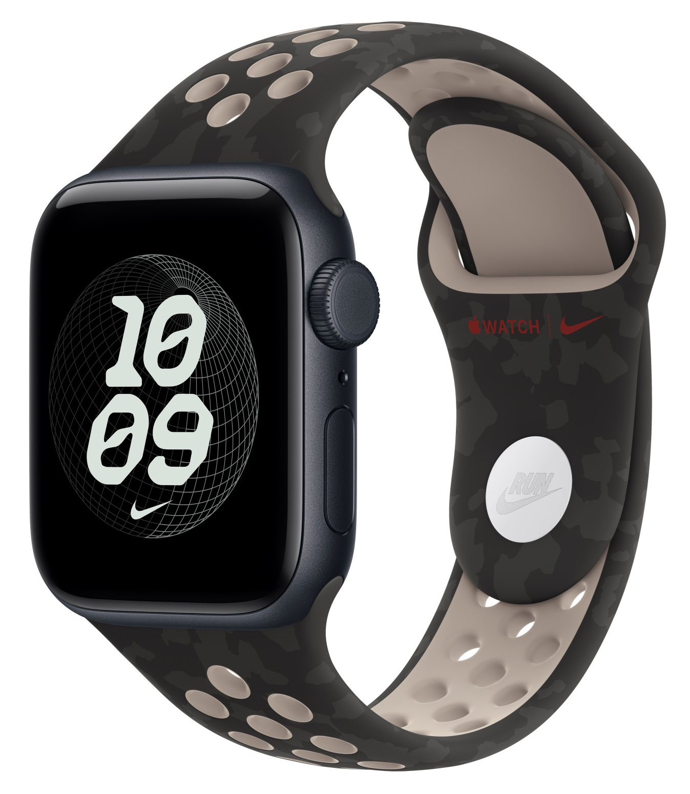 Czarny Apple Watch Nike z wzorzystym, perforowanym paskiem sportowym na białym tle.