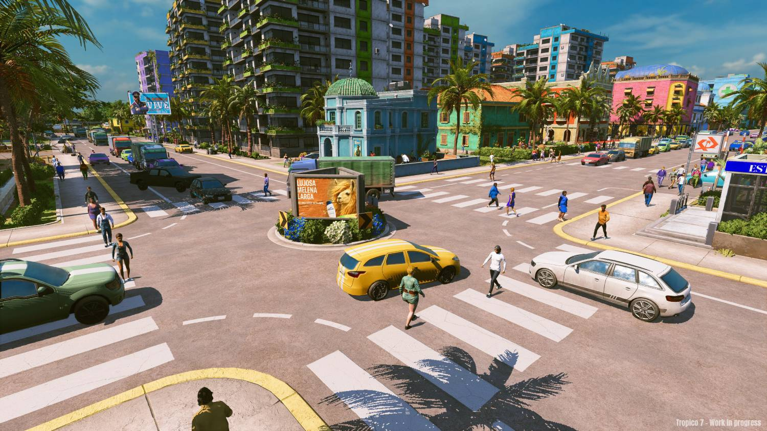 Una concurrida intersección tropical con autos, peatones cruzando, edificios altos y palmeras bajo un cielo soleado.