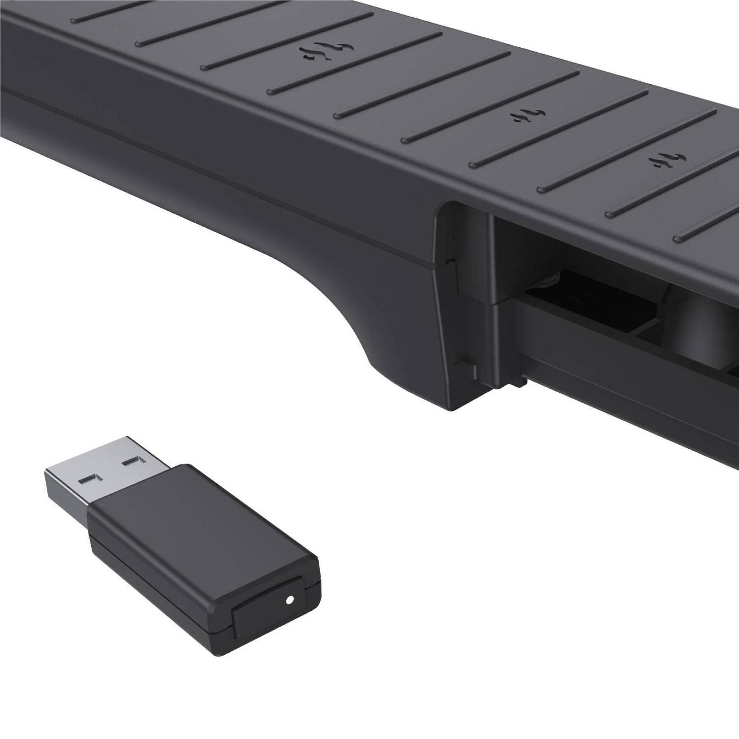 Un adaptador USB inalámbrico negro junto a un escalón de camión.