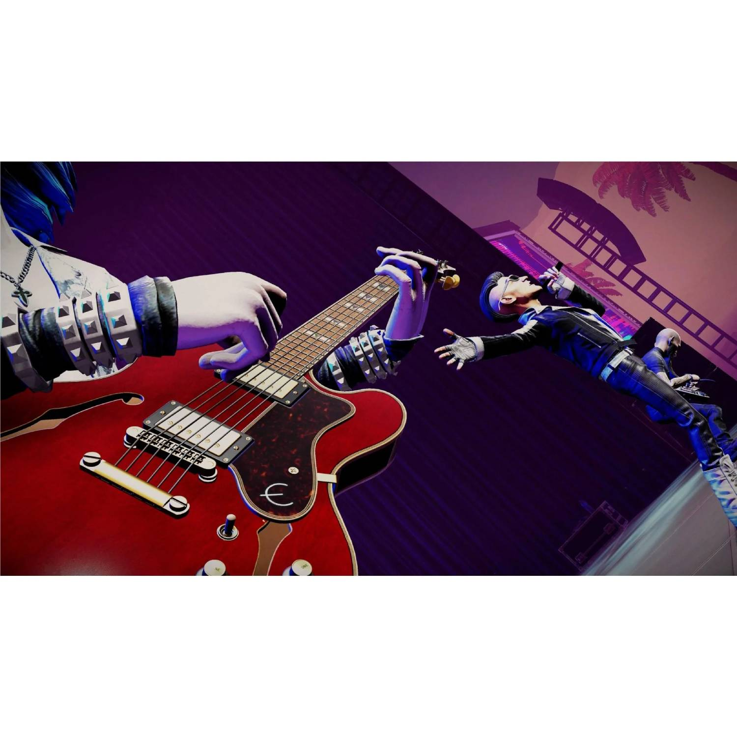 Primer plano de una guitarra eléctrica roja tocada por un músico, con un cantante actuando en un escenario de fondo.