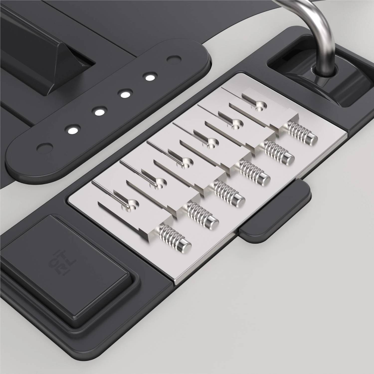 Primer plano de un puente de guitarra con selletas plateadas y tornillos de ajuste.