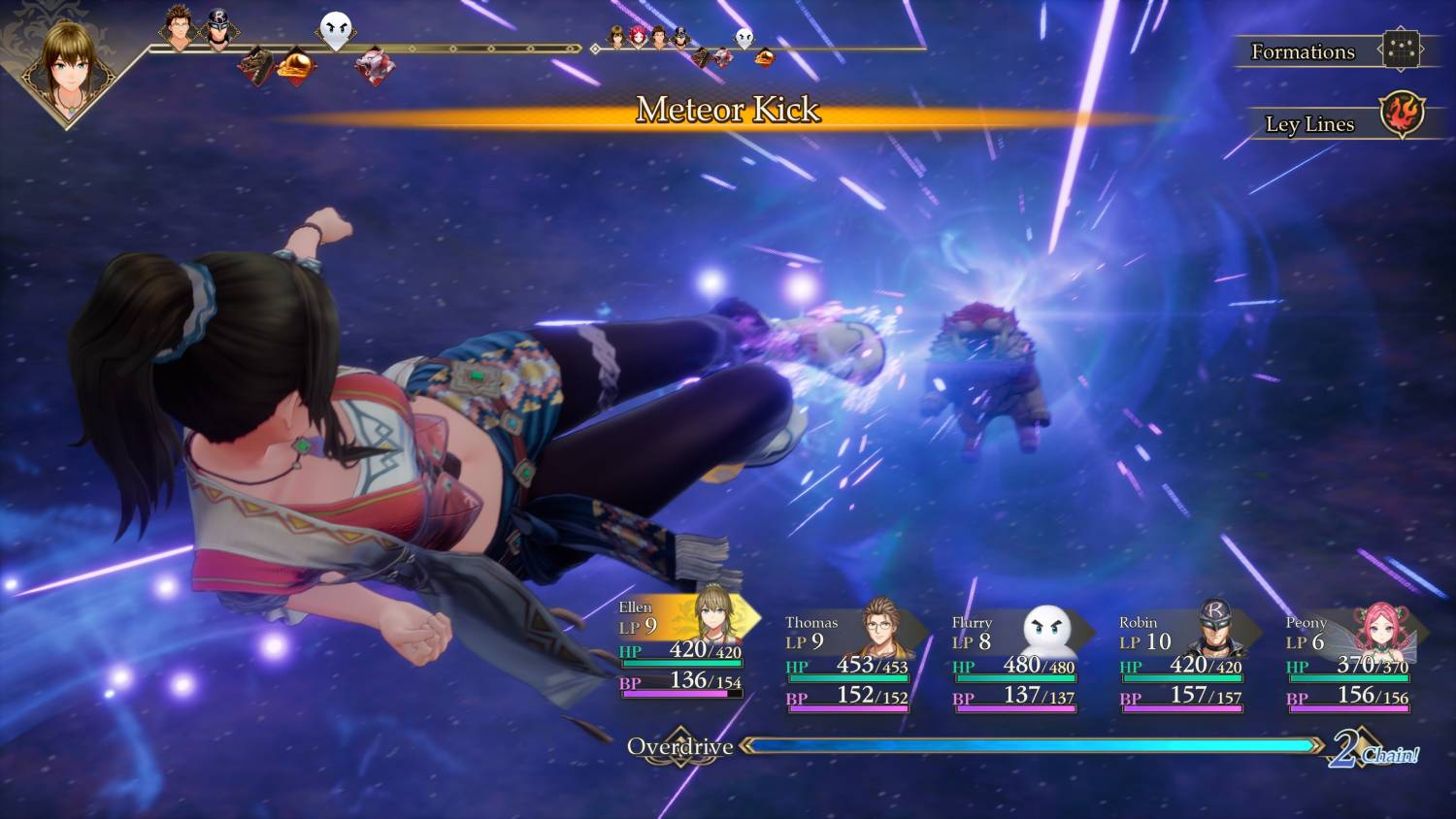 Una escena de videojuego muestra a un personaje femenino en el aire ejecutando una poderosa patada.