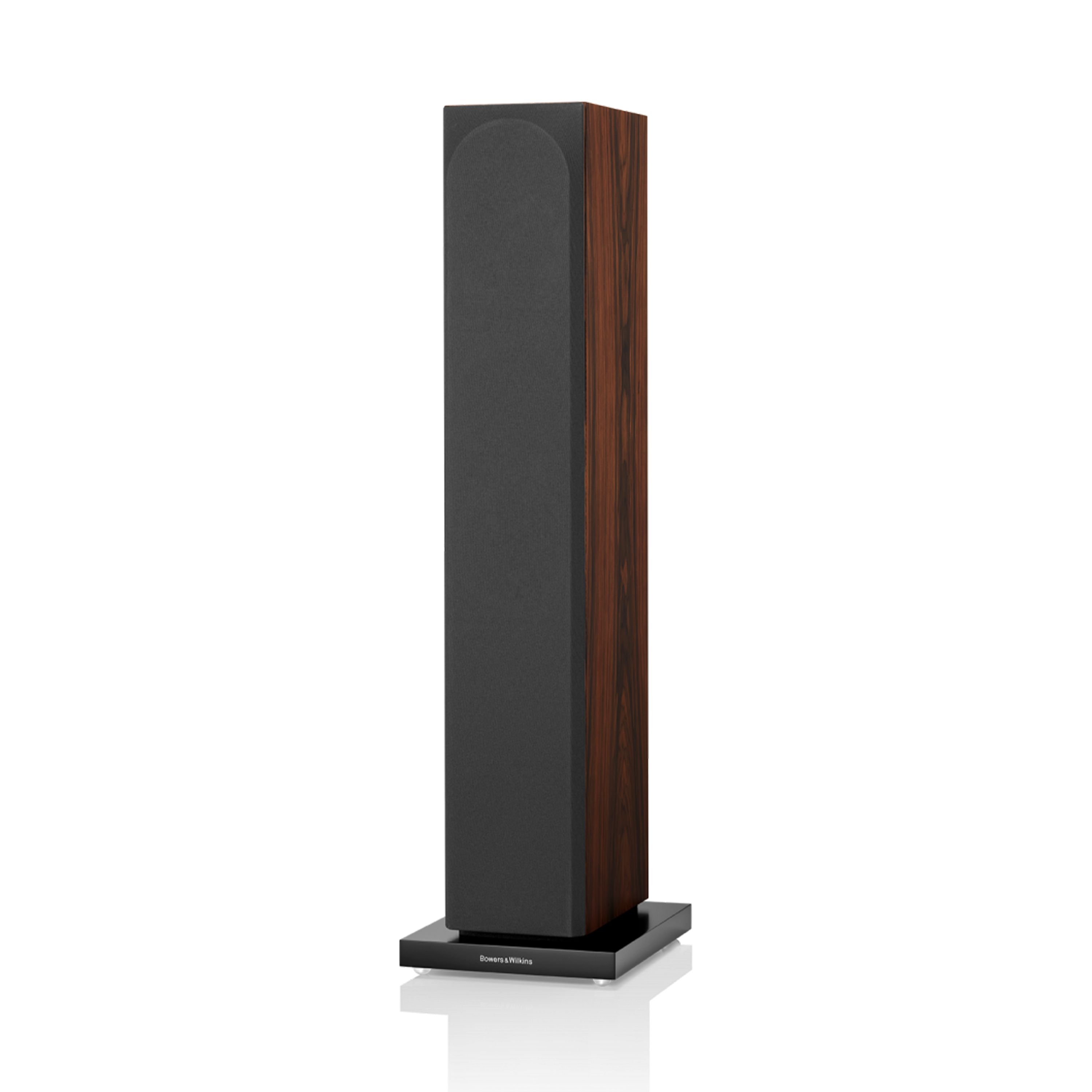 Ein schlanker Bowers & Wilkins Standlautsprecher mit schwarzer Front und Holzmaserung an der Seite auf schwarzem Sockel.