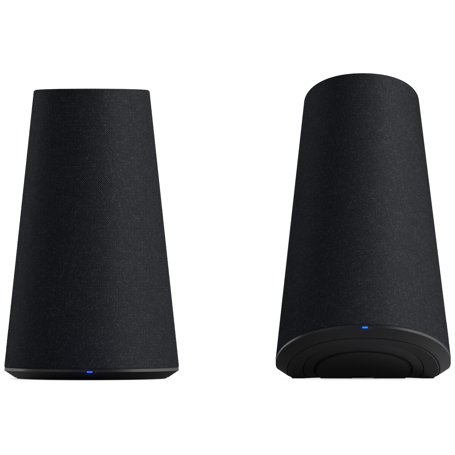 Deux enceintes connectées noires en forme de cône, recouvertes de tissu noir, avec un voyant LED bleu sur fond noir.