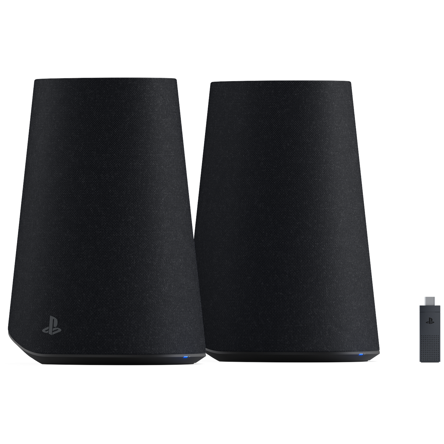Deux haut-parleurs PlayStation noirs et un petit adaptateur USB sur fond noir.