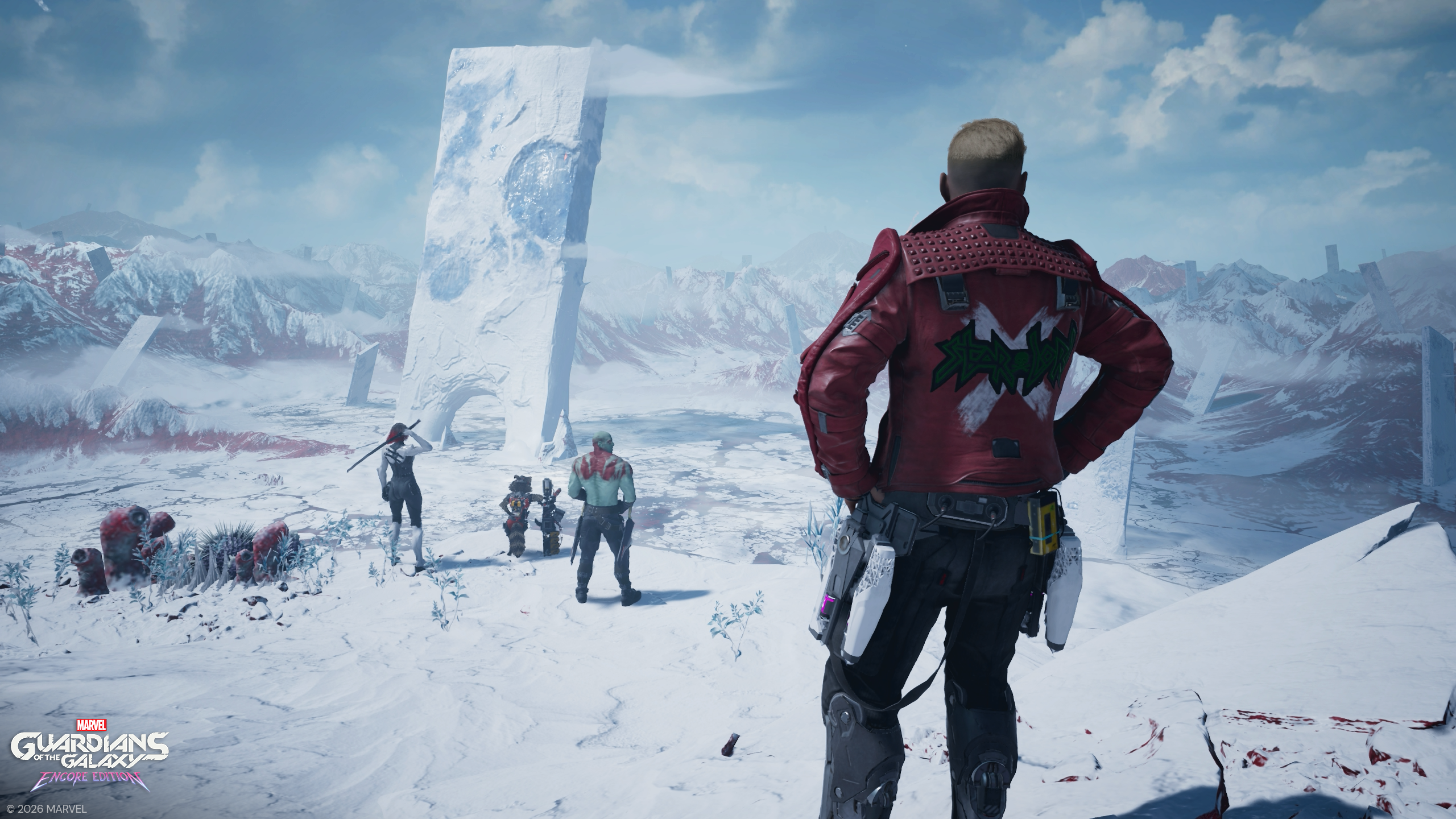 Héros en veste rouge regarde avec son équipe un immense monolithe glacé dans un paysage enneigé.