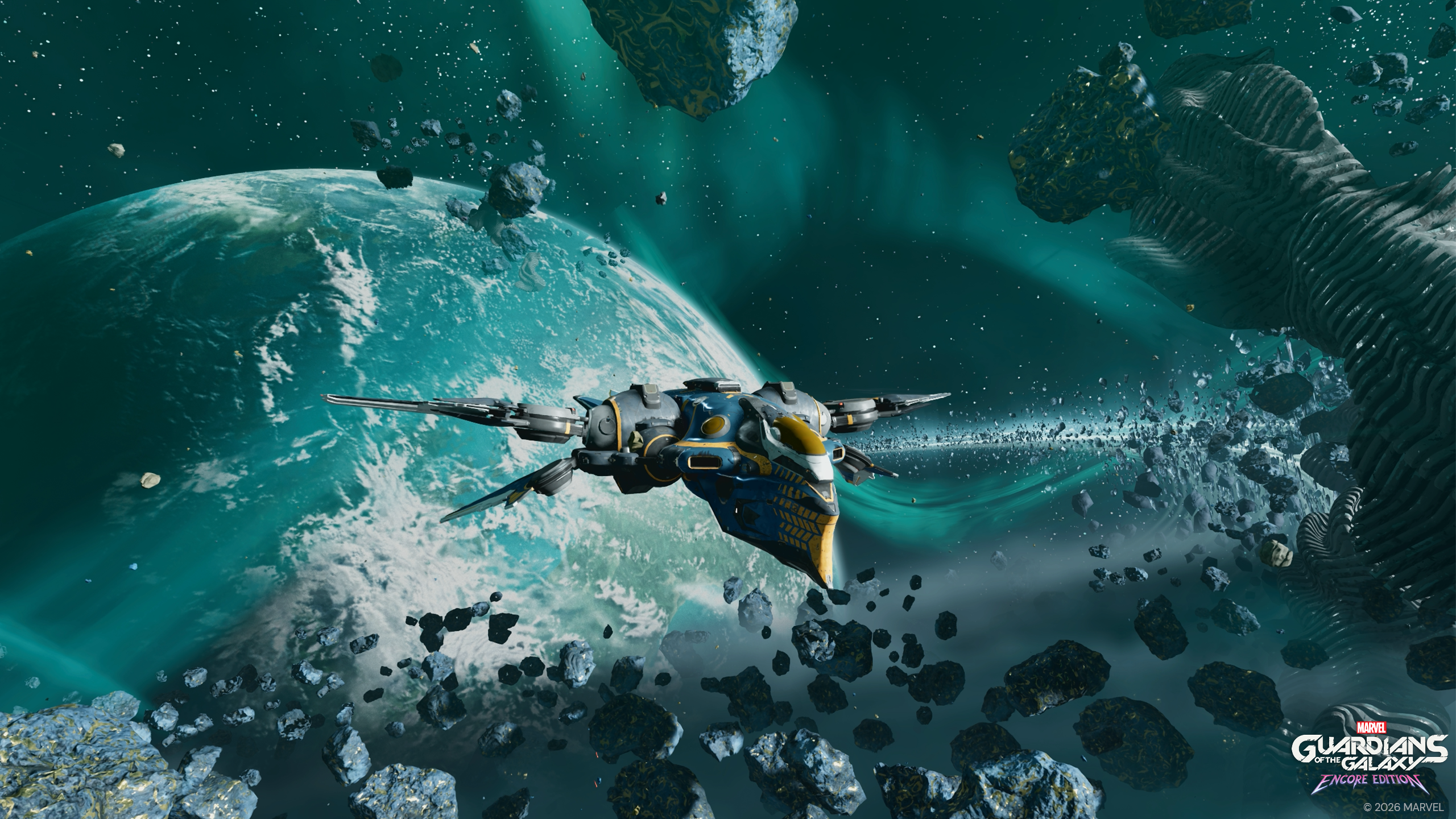 Un vaisseau spatial bleu et jaune vole à travers un champ d'astéroïdes dans l'espace près d'une planète.