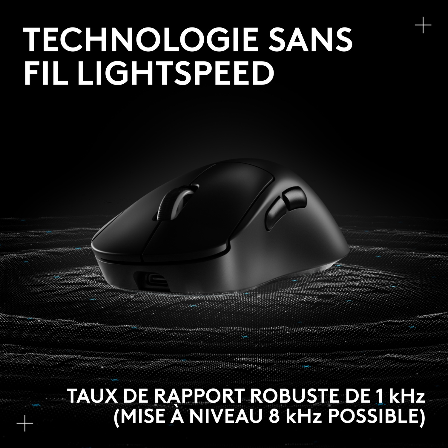 Une souris de jeu sans fil noire sur une surface brillante avec du texte blanc en arrière-plan.