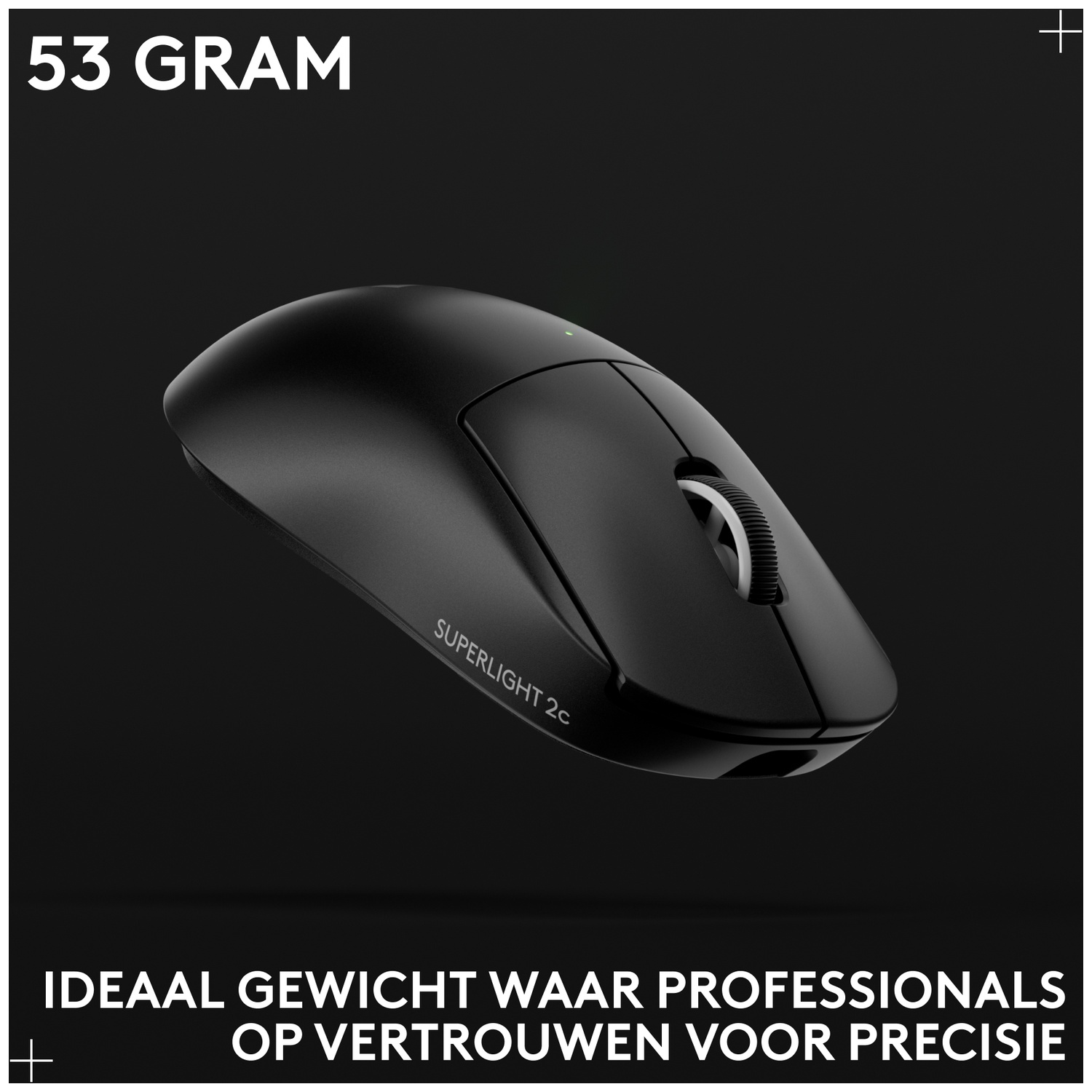 Een zwarte computermuis tegen een donkere achtergrond, met tekst zoals 53 GRAM linksboven.
