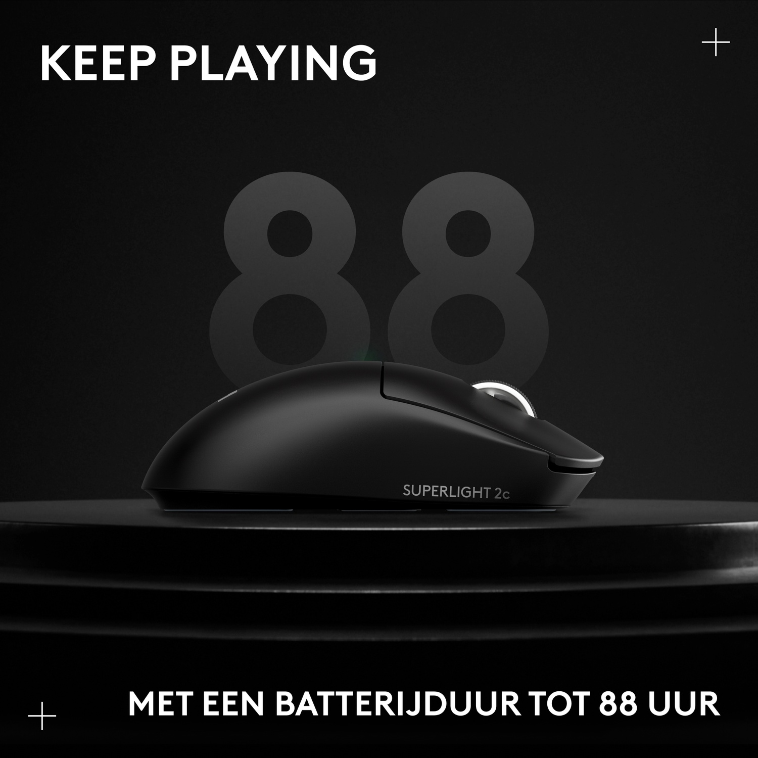 Zwarte gamingmuis op een podium tegen een donkere achtergrond met het getal 88 en tekst.