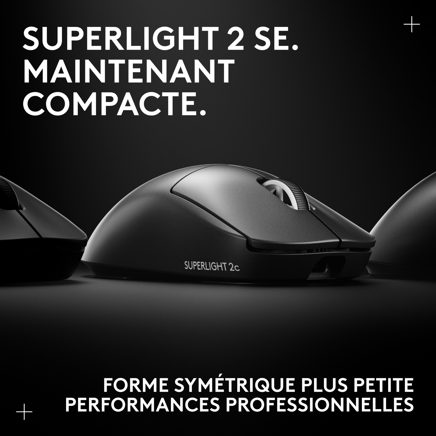 Une souris sans fil noire étiquetée SUPERLIGHT 2c sur fond sombre avec du texte publicitaire.