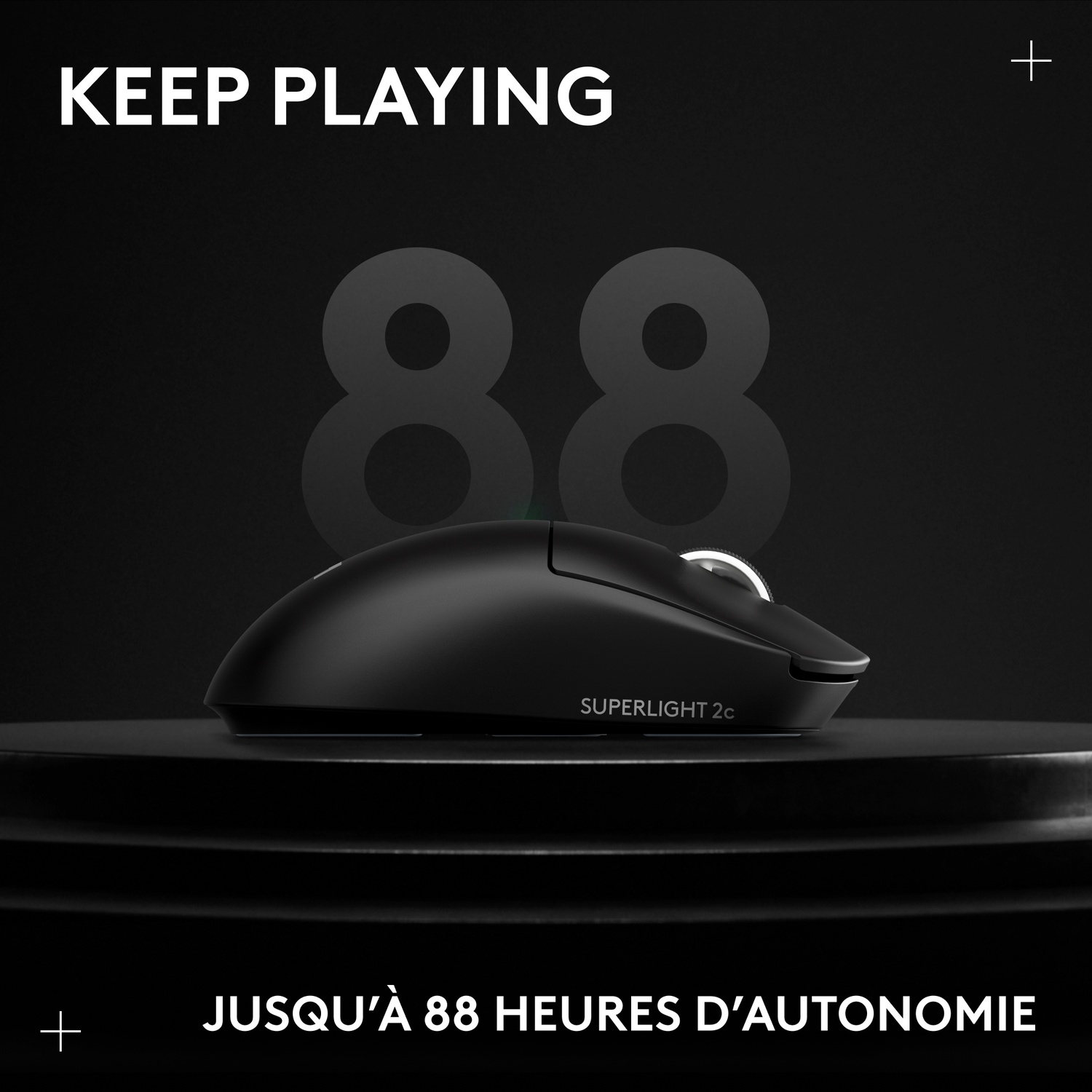 Une souris d'ordinateur sans fil noire sur un socle sombre sur fond noir avec le texte et le nombre 88.