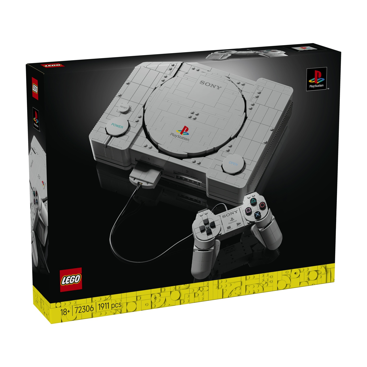 Una scatola Lego mostra una console PlayStation 1 Lego grigia con controller su sfondo nero.
