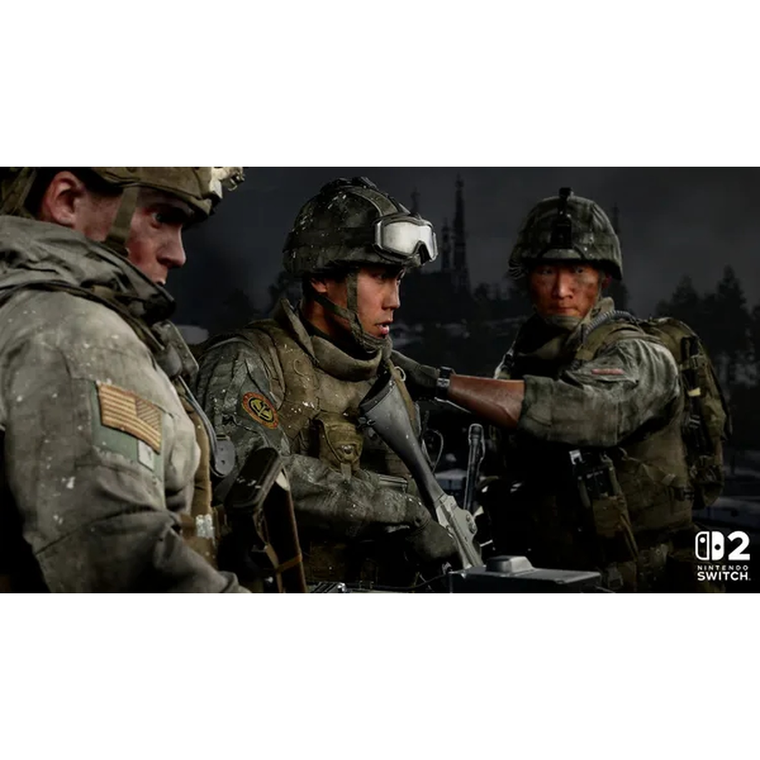 Trois soldats en treillis olive et casques se tiennent dans un paysage rude la nuit.