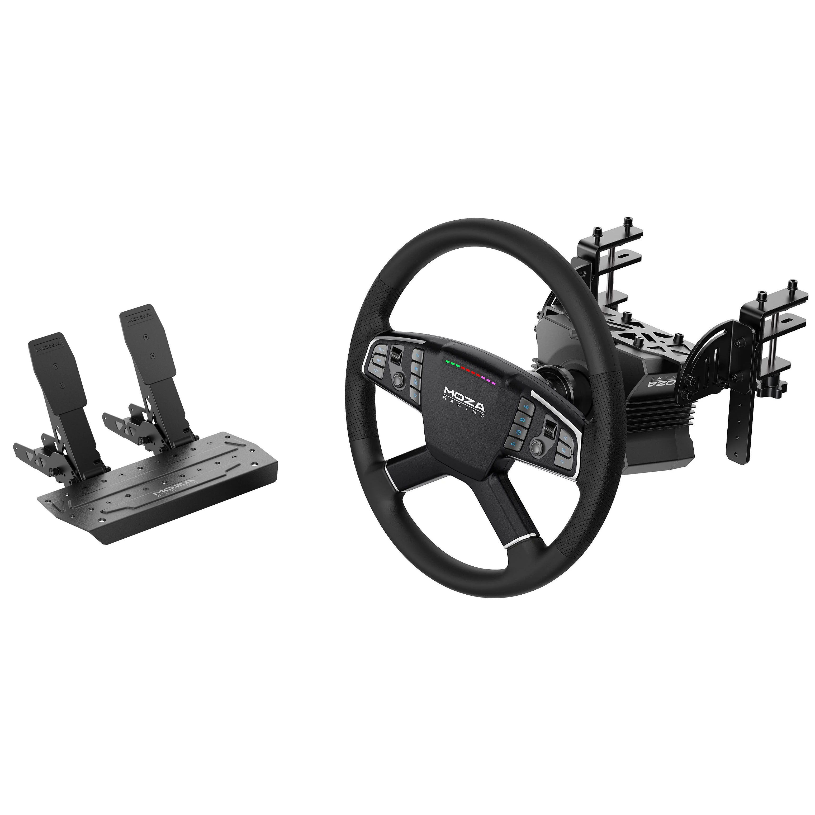 Ein schwarzes Rennlenkrad mit Tasten, Radstand und zwei Metallpedalen auf grauem Sockel vor weißem Hintergrund.