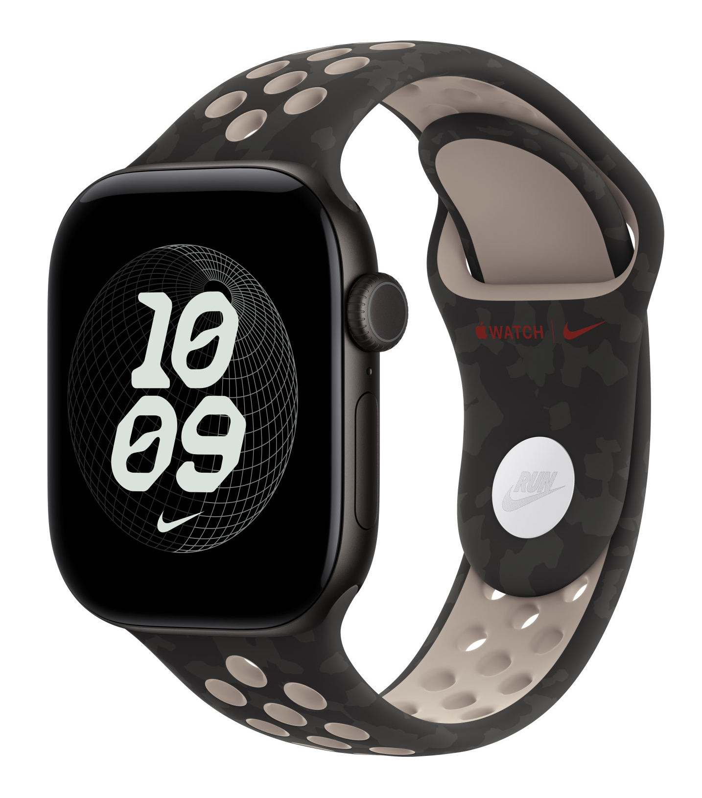 Czarny Apple Watch z paskiem sportowym Nike z motywem moro i otworami wentylacyjnymi na białym tle.