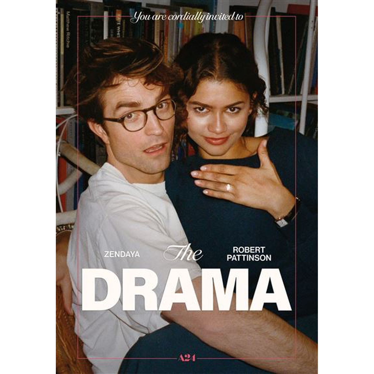 Robert Pattinson et Zendaya posent ensemble devant une bibliothèque pour le film 'The Drama'.