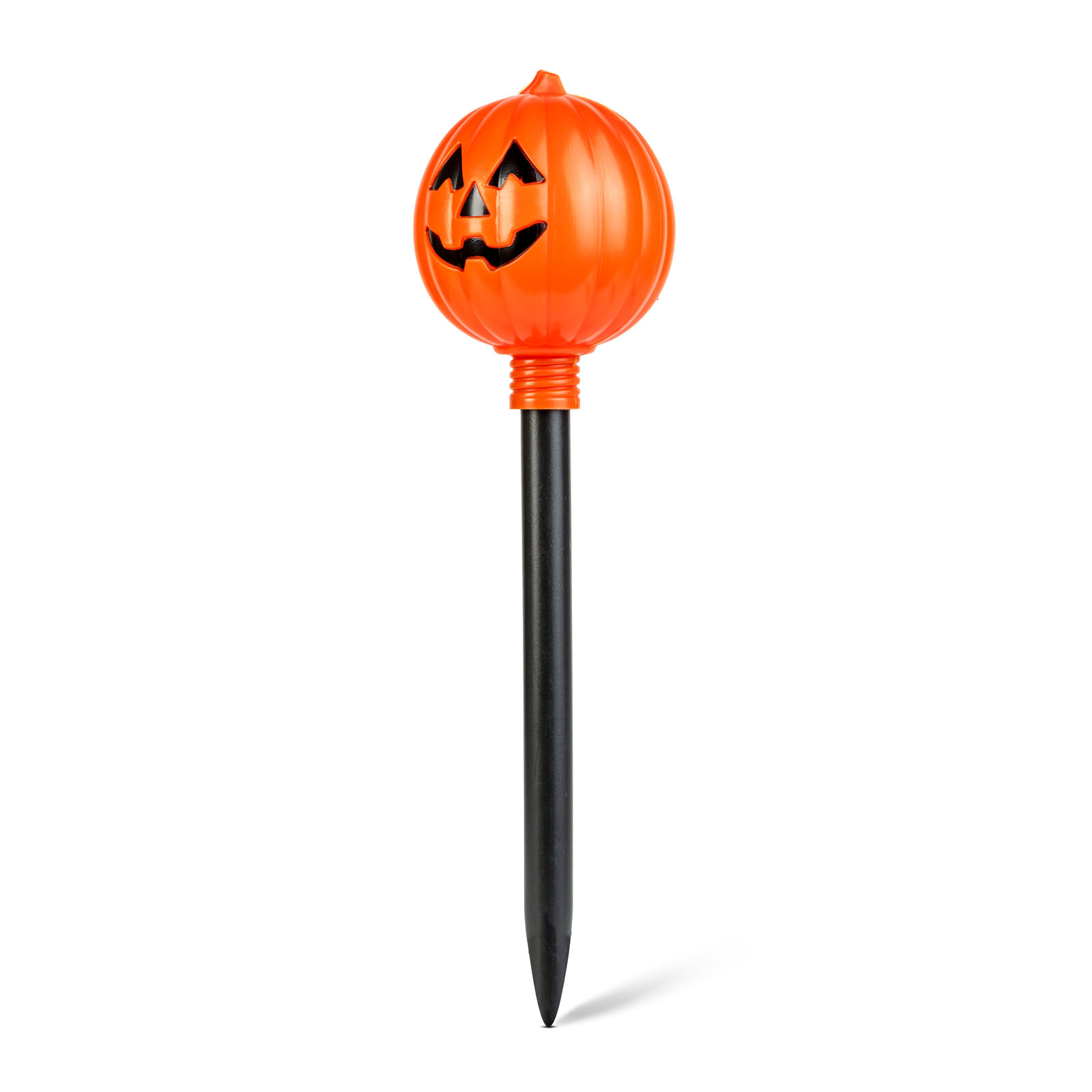 Narancsszínű műanyag Halloween töklámpa fekete hegyes cöveken, fehér háttér előtt.