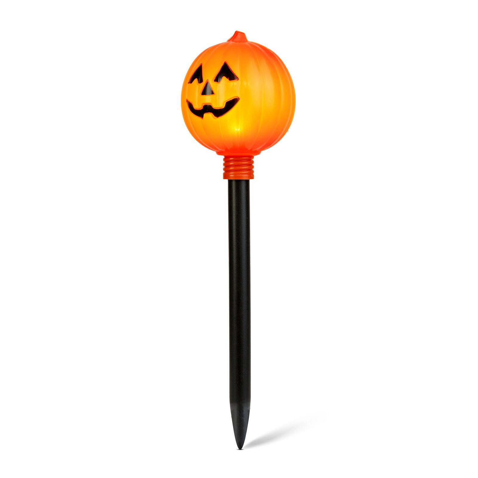 Egy narancssárga halloweeni tök kerti lámpa fekete karón, fehér háttérrel.