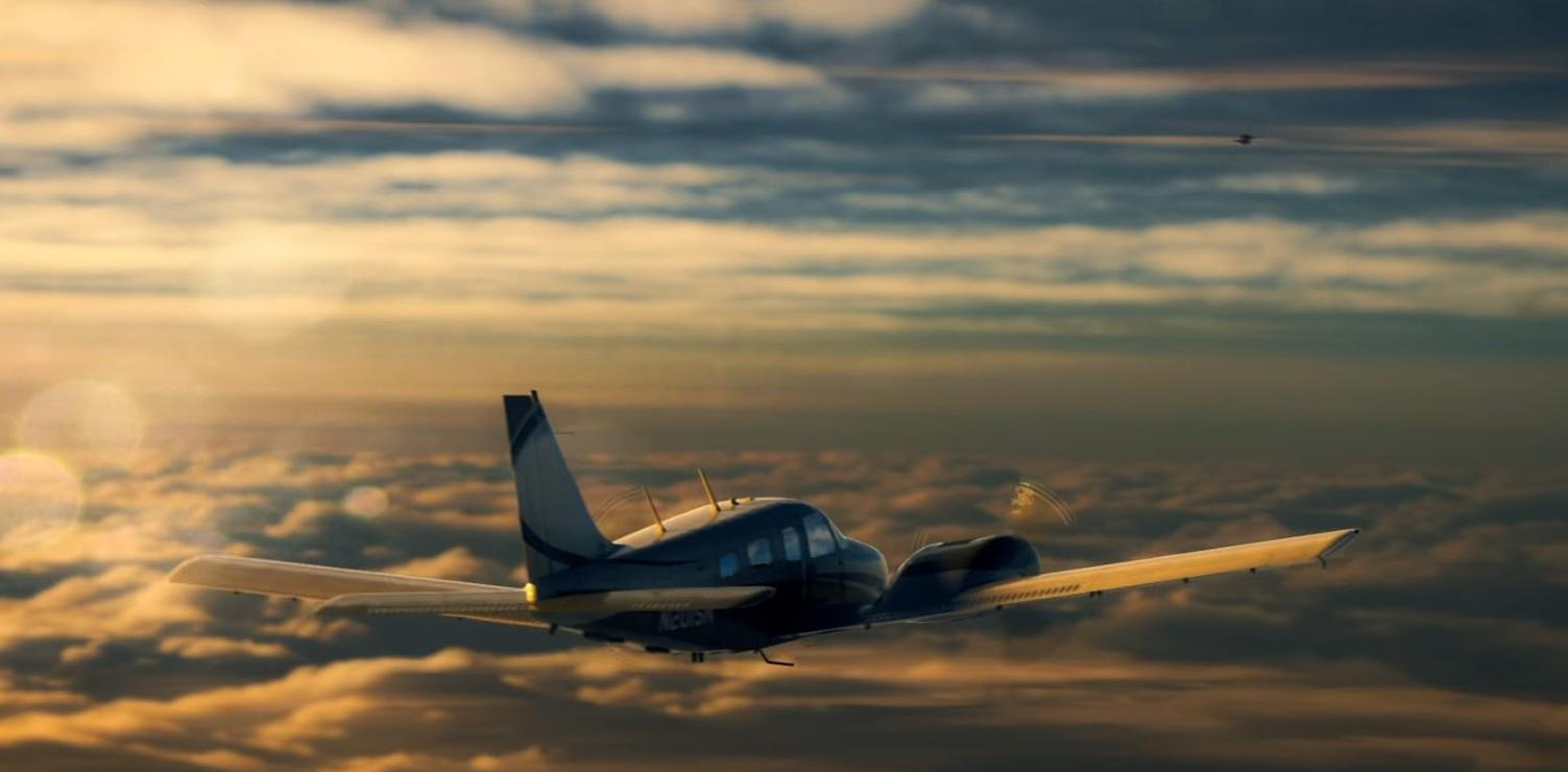 Ein kleiner Propellerflugzeug fliegt im goldenen Sonnenlicht über einer dichten Wolkendecke.