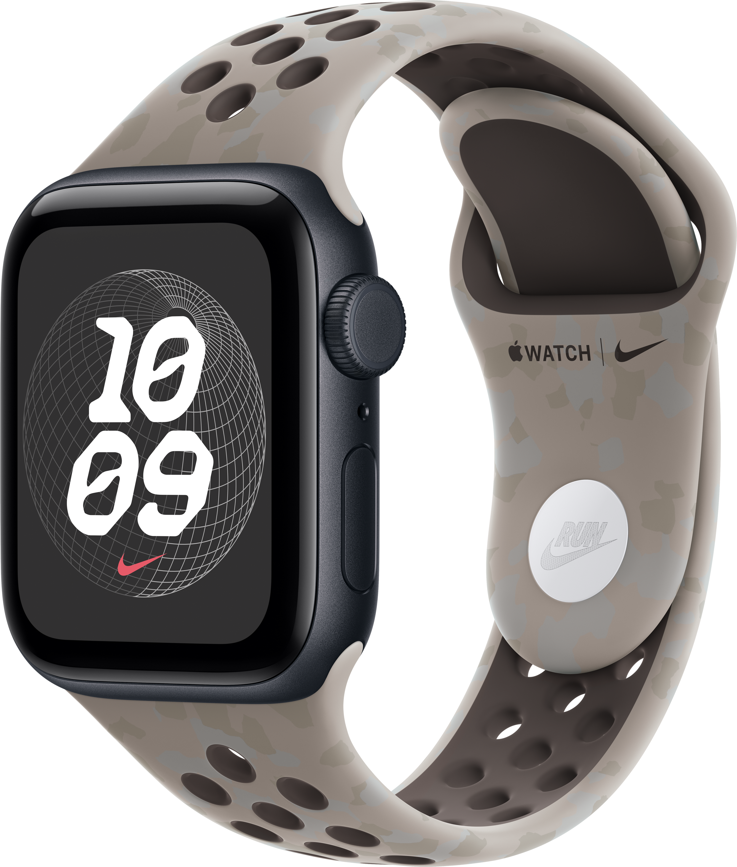 Eine Apple Watch Nike mit dunklem Gehäuse und gemustertem, perforiertem Sportarmband in Braun vor schwarzem Hintergrund.