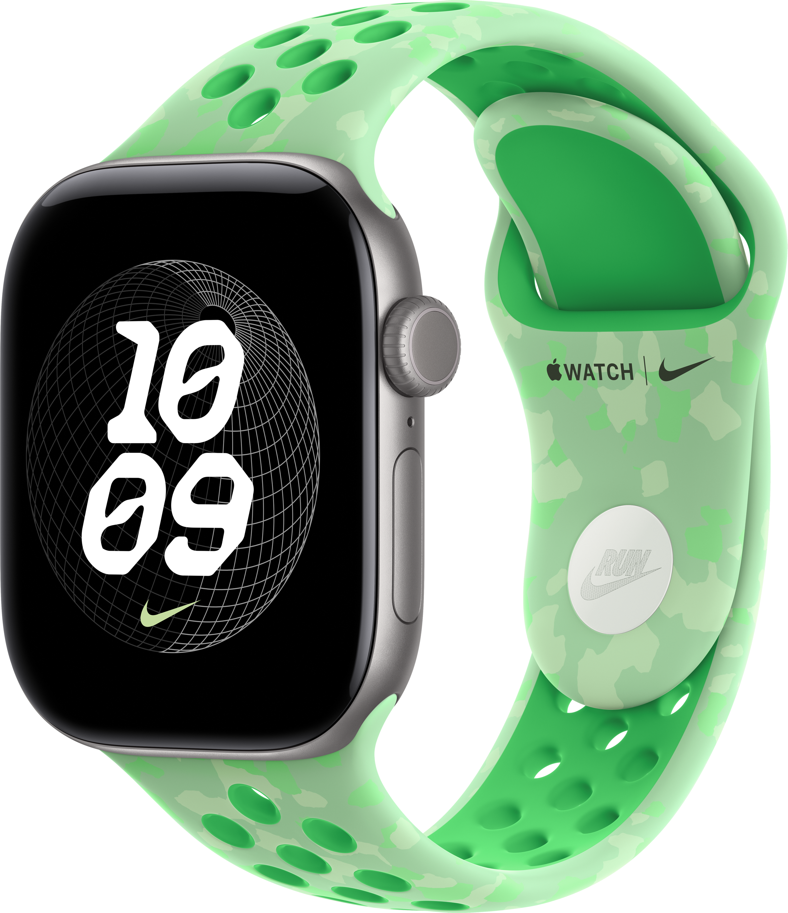 Une montre connectée argentée avec un bracelet Nike vert et un cadran numérique sur fond noir.