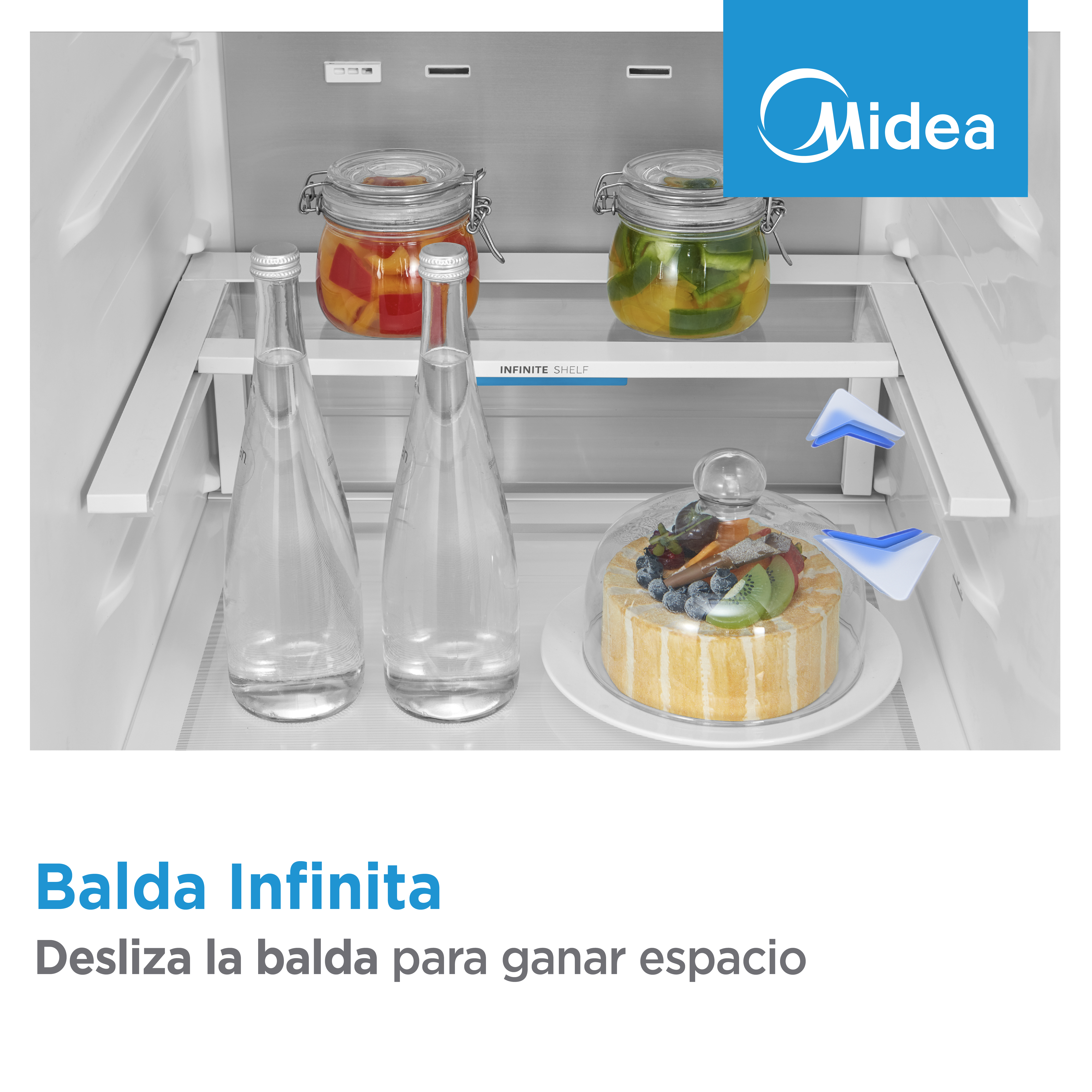 Frigorífico abierto con tarros, botellas y un pastel bajo una cúpula de cristal en los estantes.