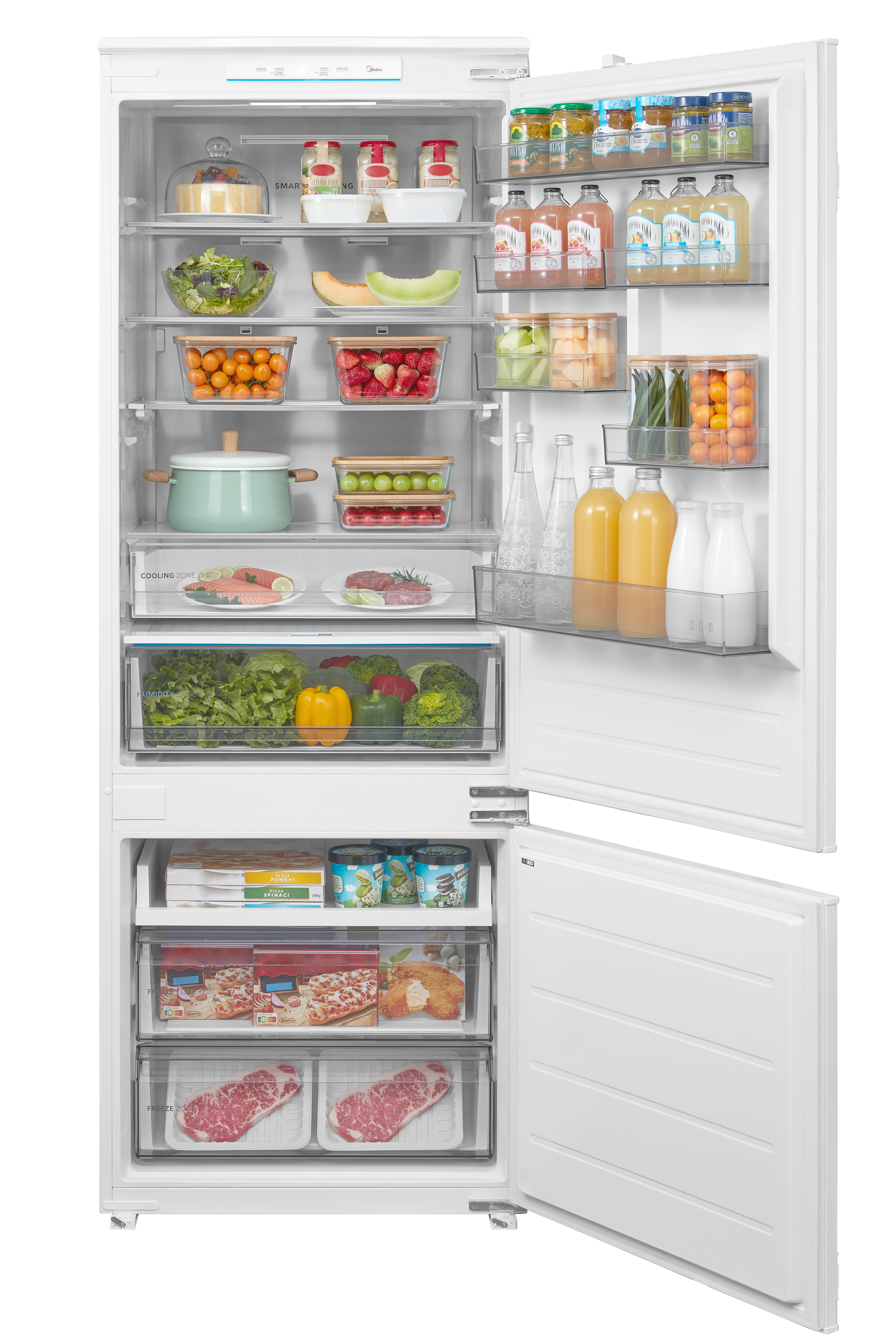 Refrigerador blanco abierto con estantes llenos de alimentos como frutas, verduras, bebidas y carne.