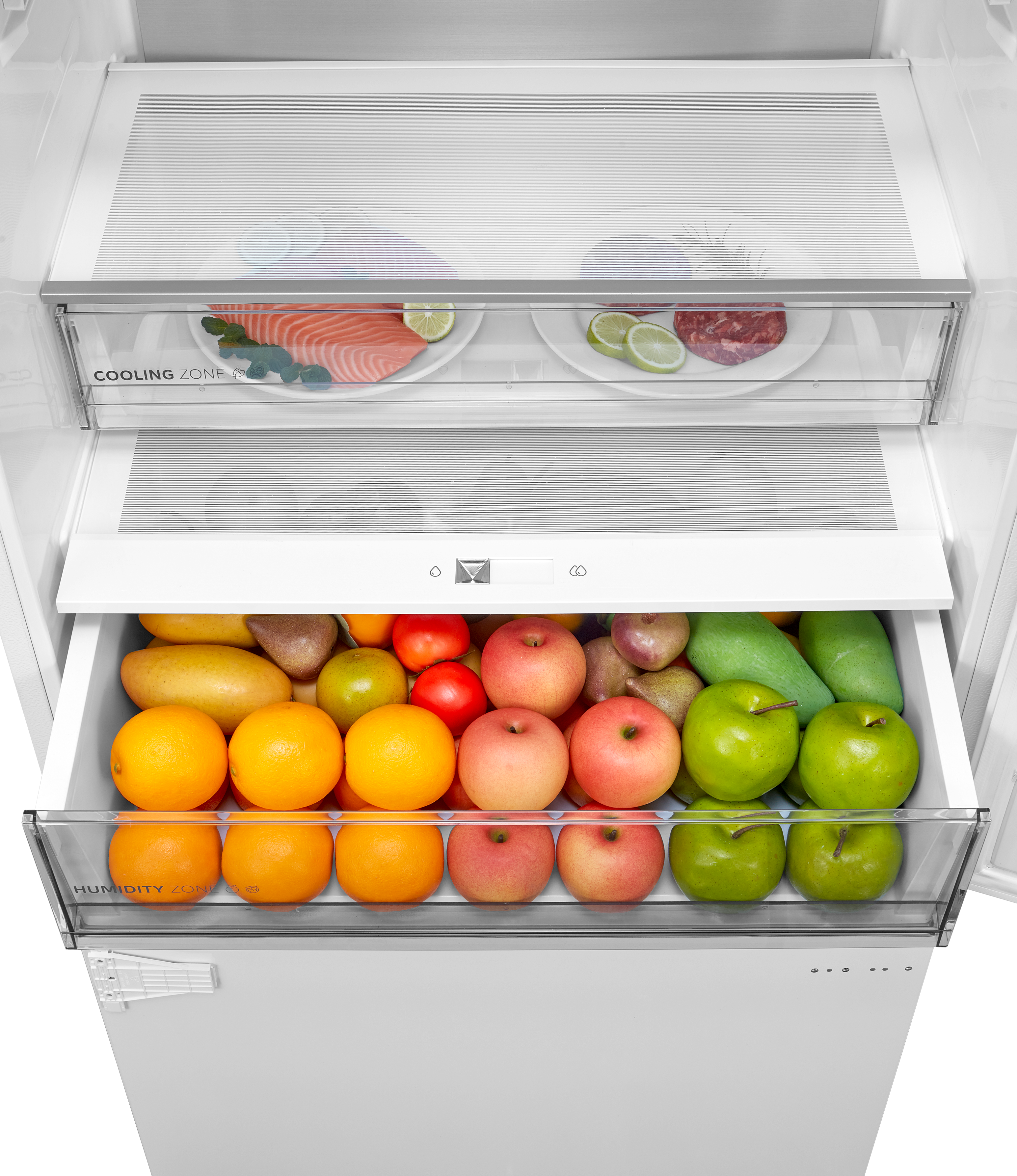 Interior de un refrigerador abierto con una zona de enfriamiento superior para carne y pescado, y una zona de humedad inferior con fruta.
