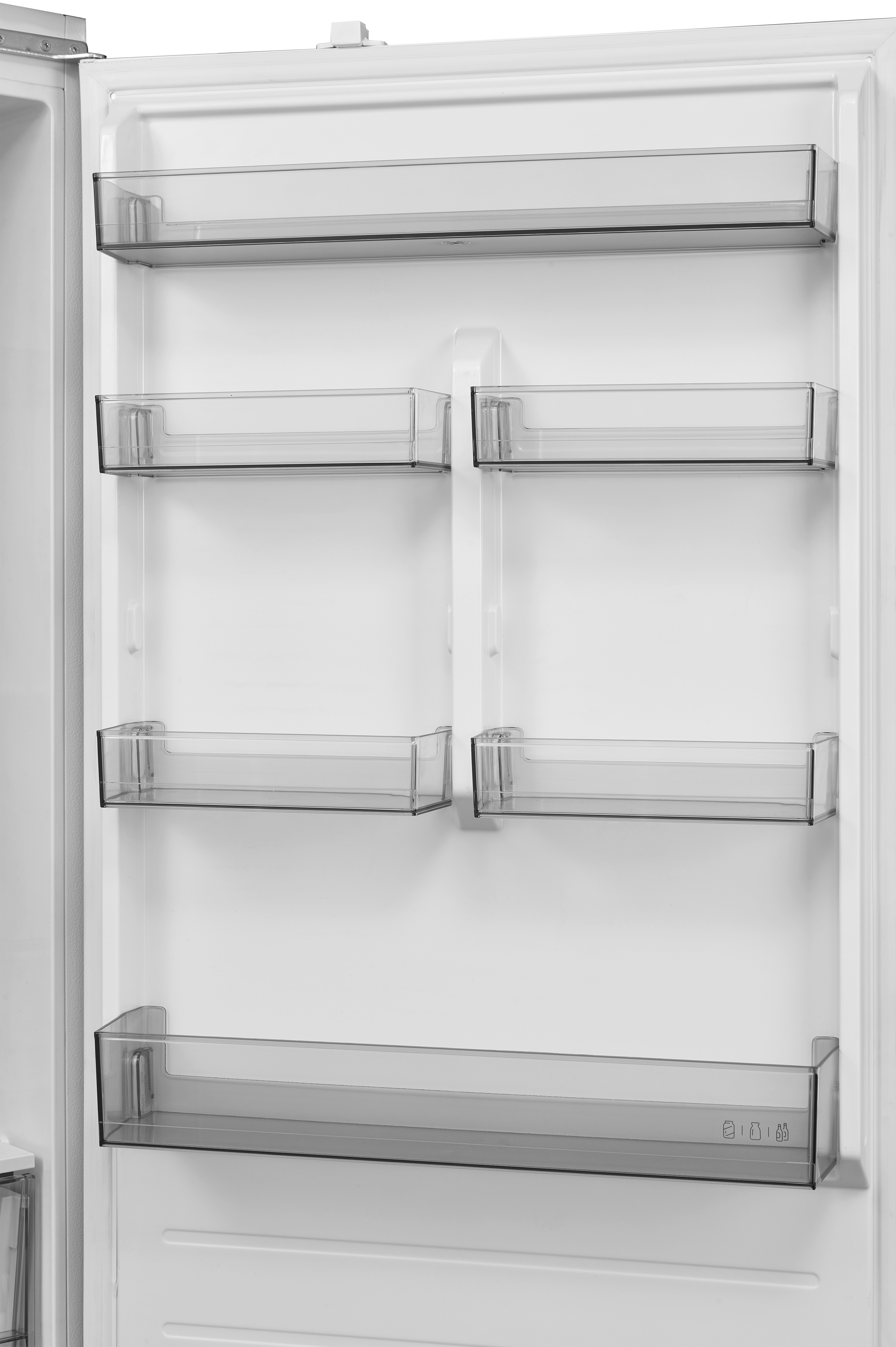 Puerta de refrigerador abierta con cinco estantes transparentes vacíos.
