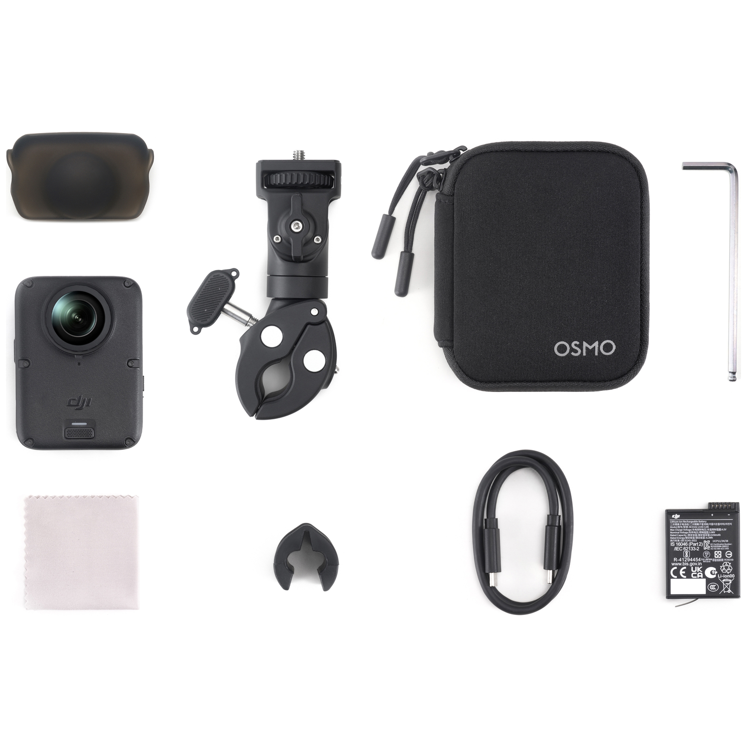 Une caméra d'action noire avec accessoires tels qu'étui, support, câble de charge et batterie sur fond blanc.