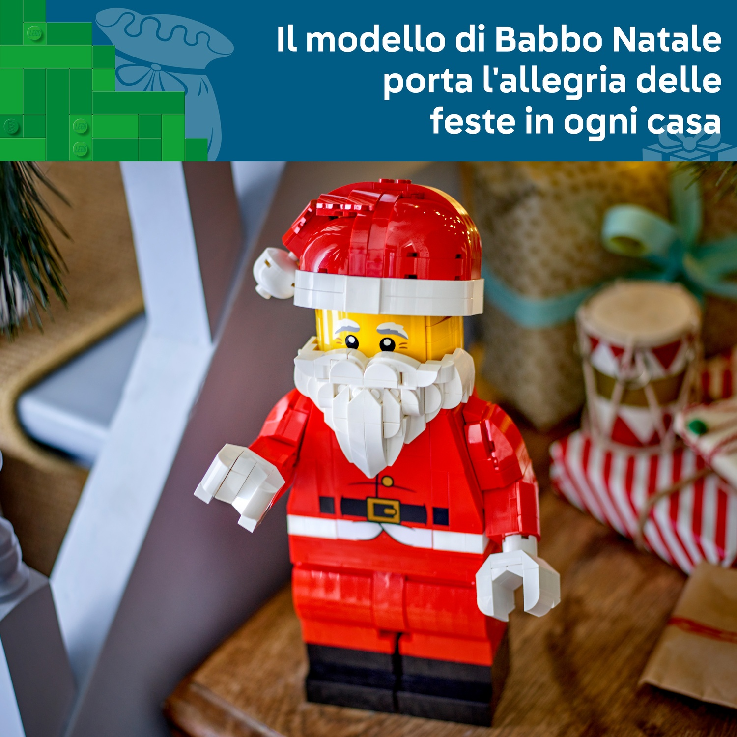 Una statuetta di Babbo Natale Lego si trova davanti ai regali.
