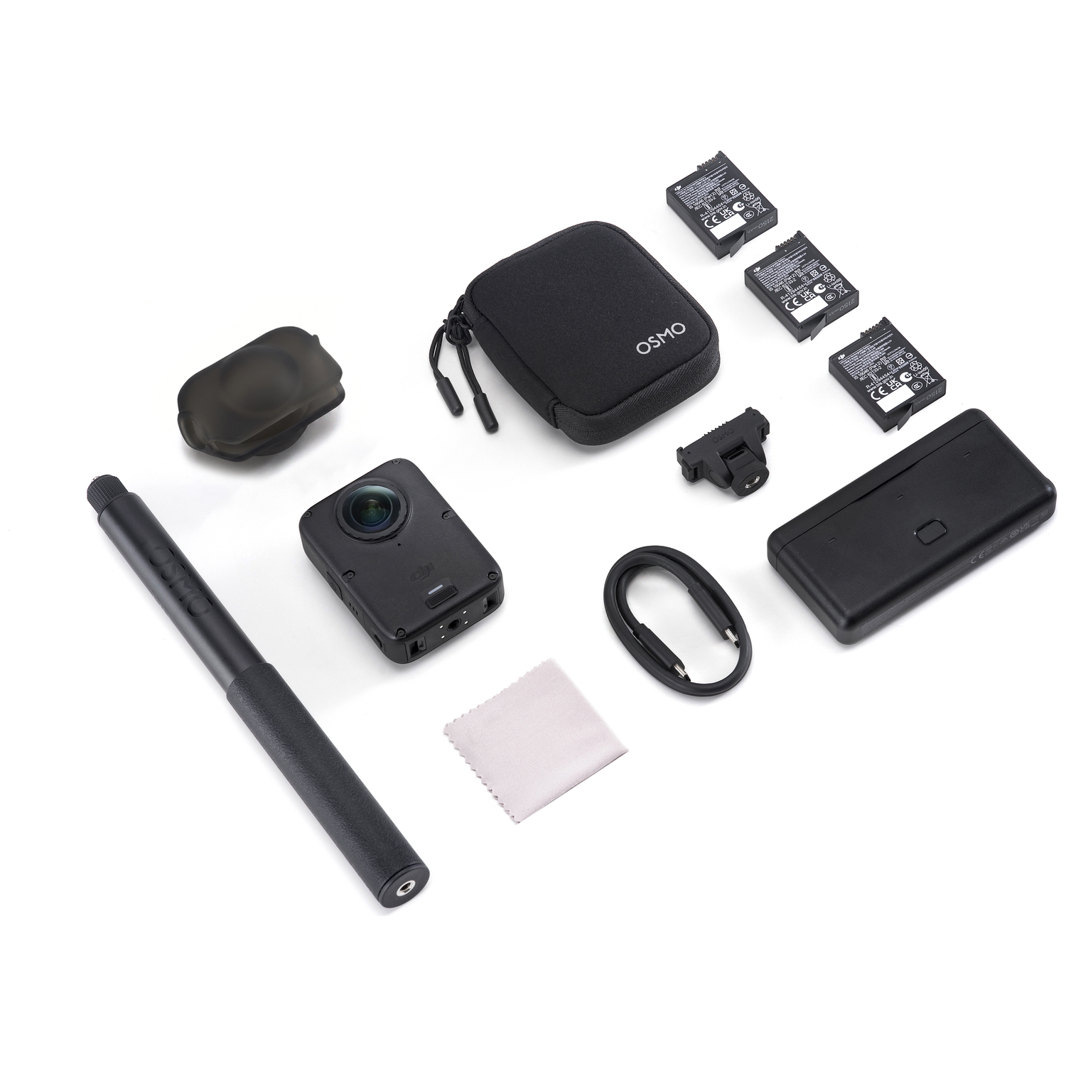 Caméra DJI Osmo avec accessoires comme batteries, étui, poignée et câble sur fond blanc.