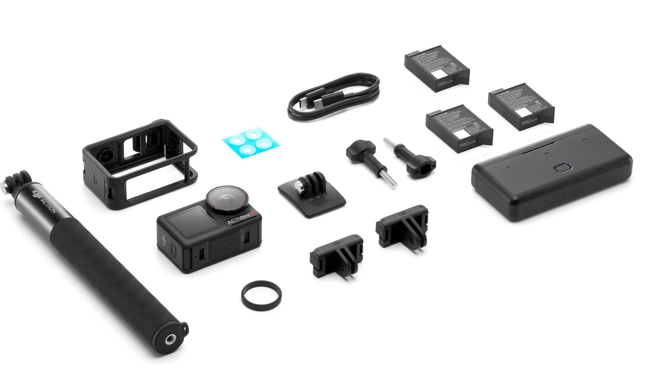 DJI akciókamera készlet fekete kamerával, szelfibottal, akkumulátorokkal, töltővel, USB-kábellel és tartókkal fehér alapon.