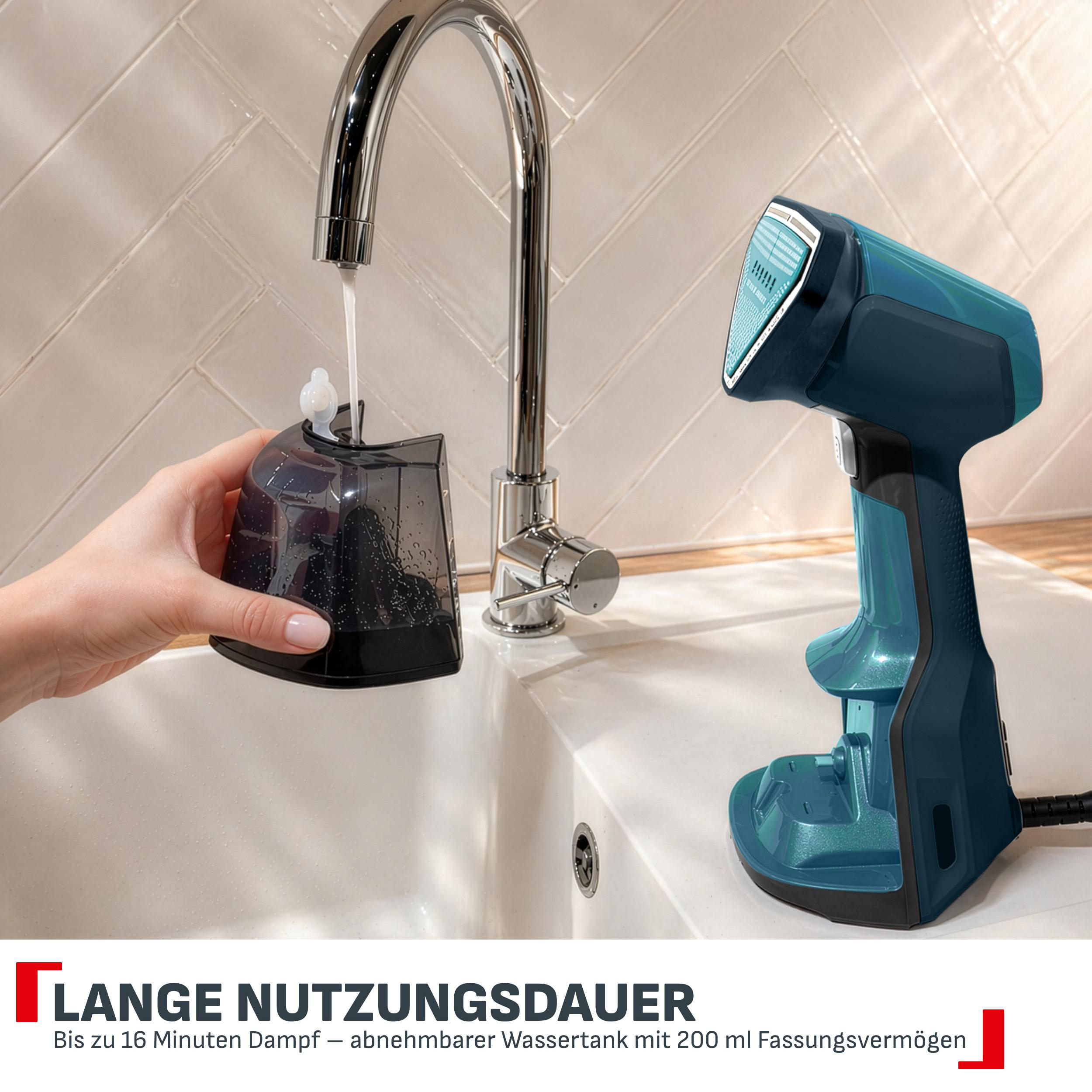 Wassertank unter Wasserhahn füllen, daneben ein blauer Dampfglätter an der Spüle.