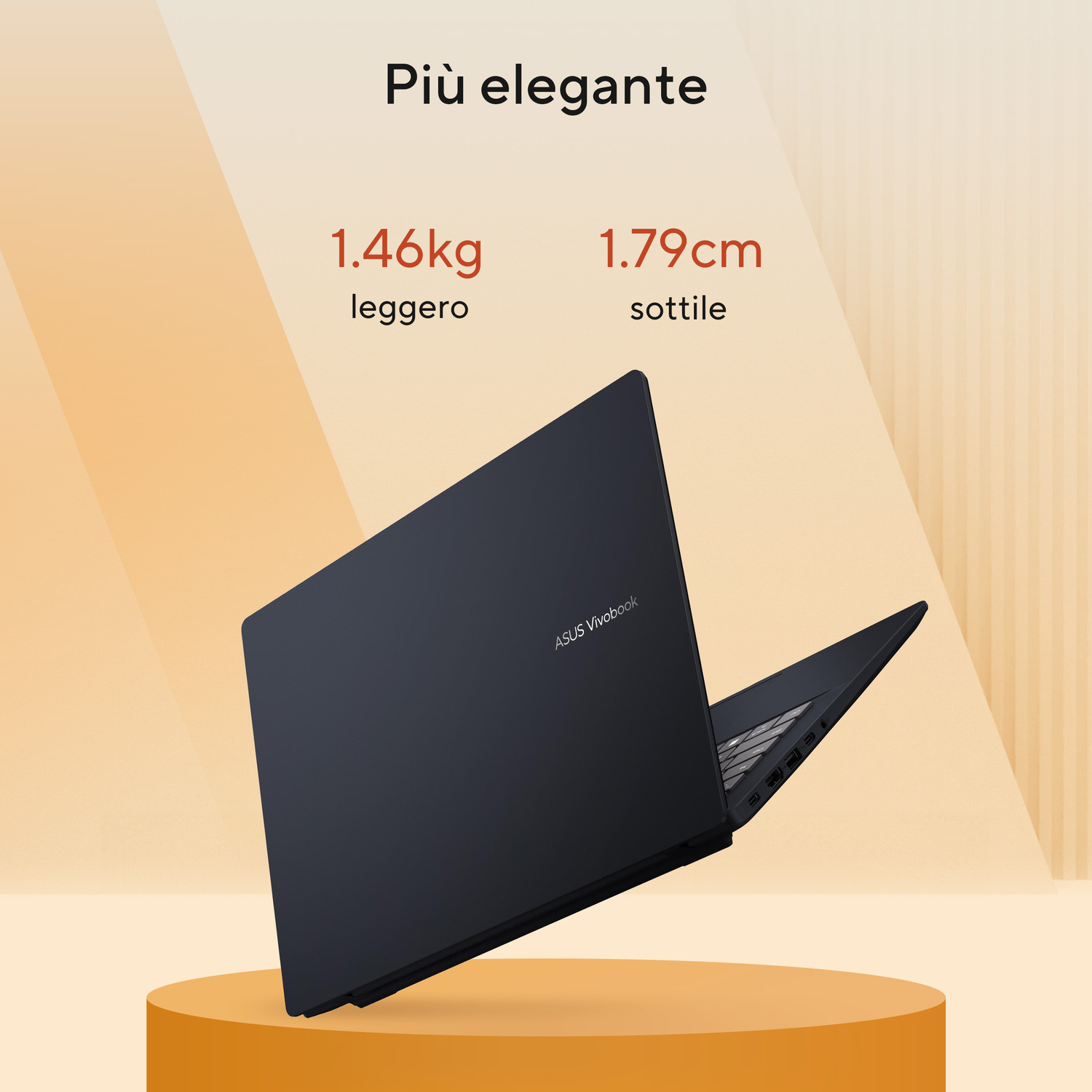 Un laptop Asus Vivobook nero su un podio arancione con sfondo beige e testo descrittivo.